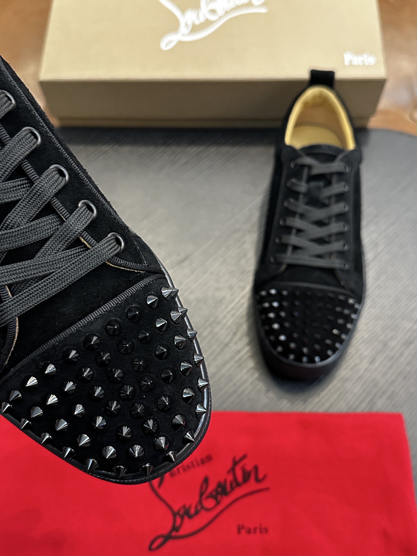 Кроссовки мужские в стиле Christian Louboutin чёрного цвета с шипами