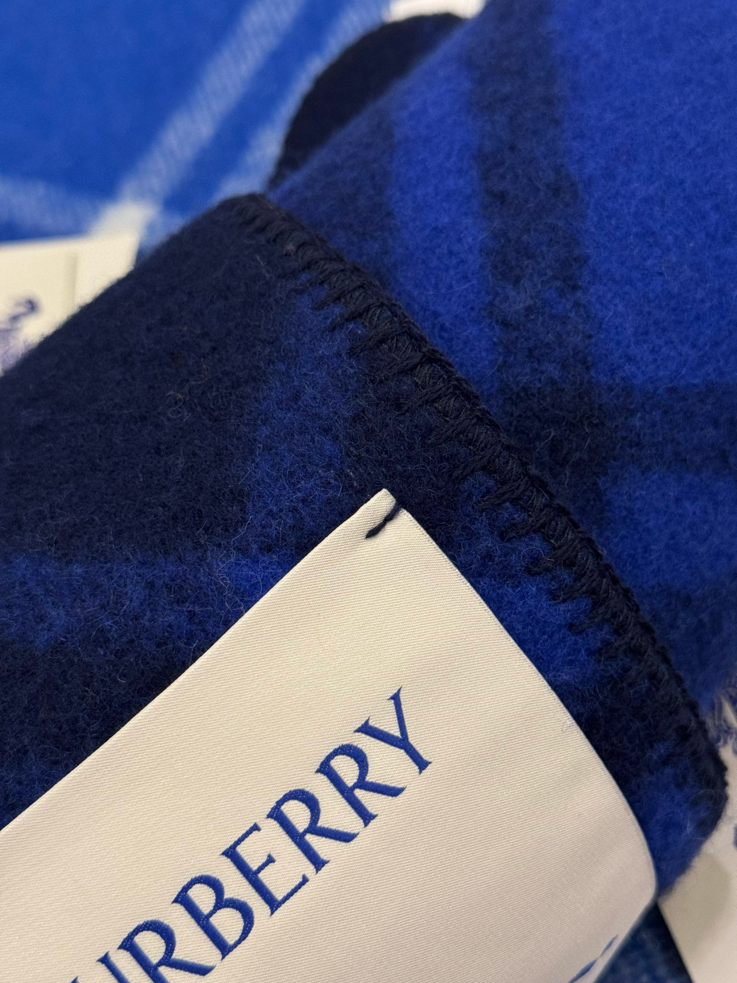 Шарф унисекс в стиле Burberry двусторонний из мягкой шерсти с диагональной клеткой тёмно-синего  цвета