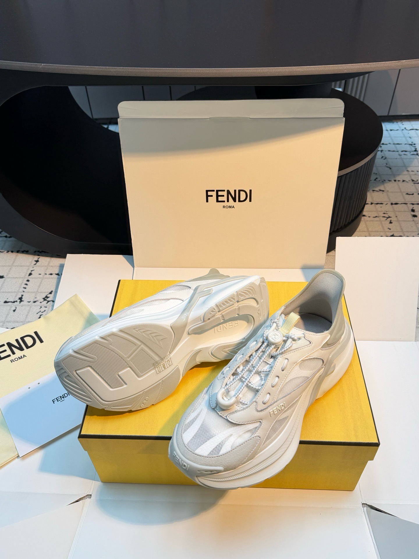 Кроссовки женские в стиле Fendi F-Light светло-серого цвета