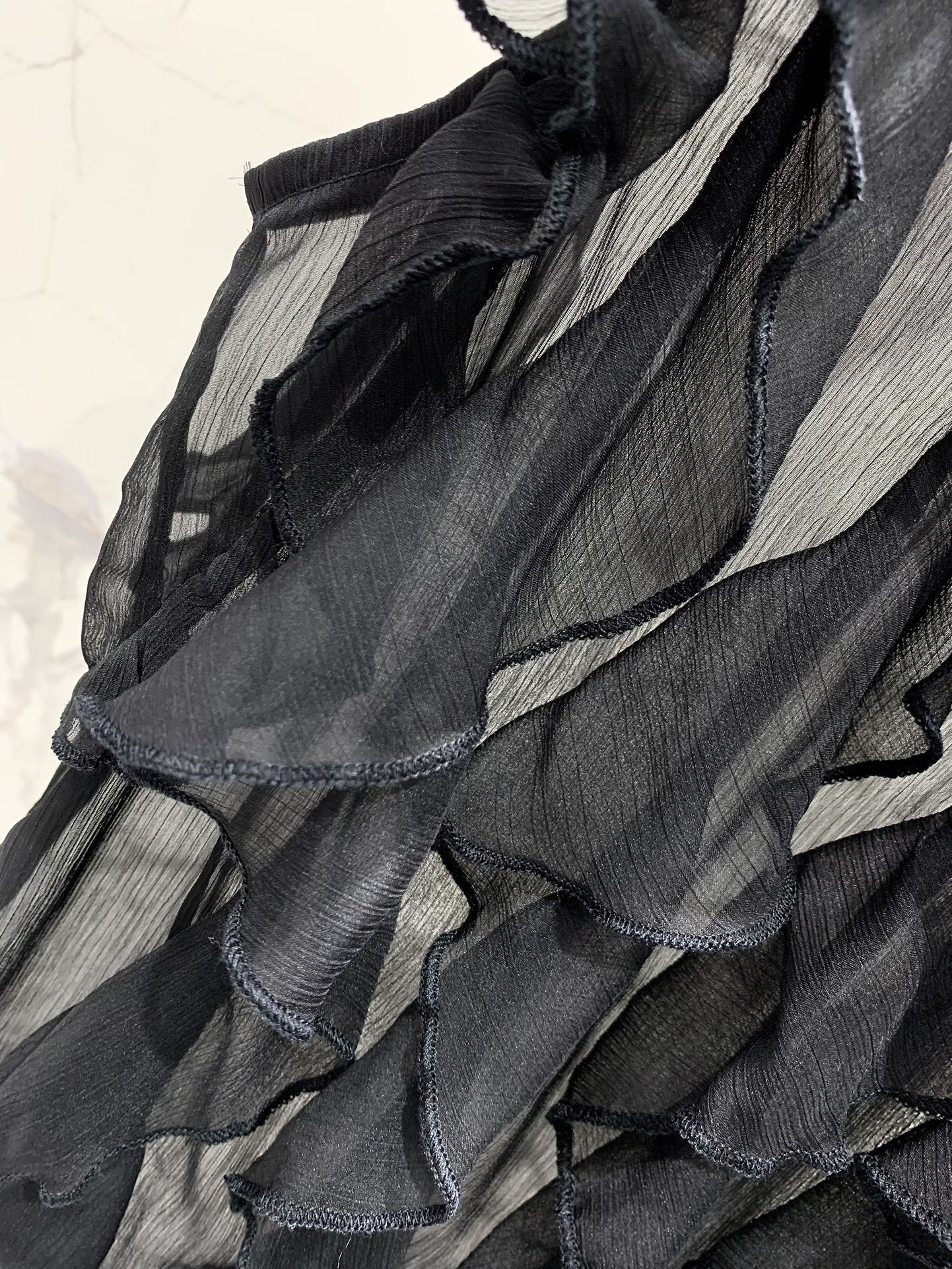 Топ женский в стиле Ermanno Scervino с рюшами без рукавов из шифона черного цвета