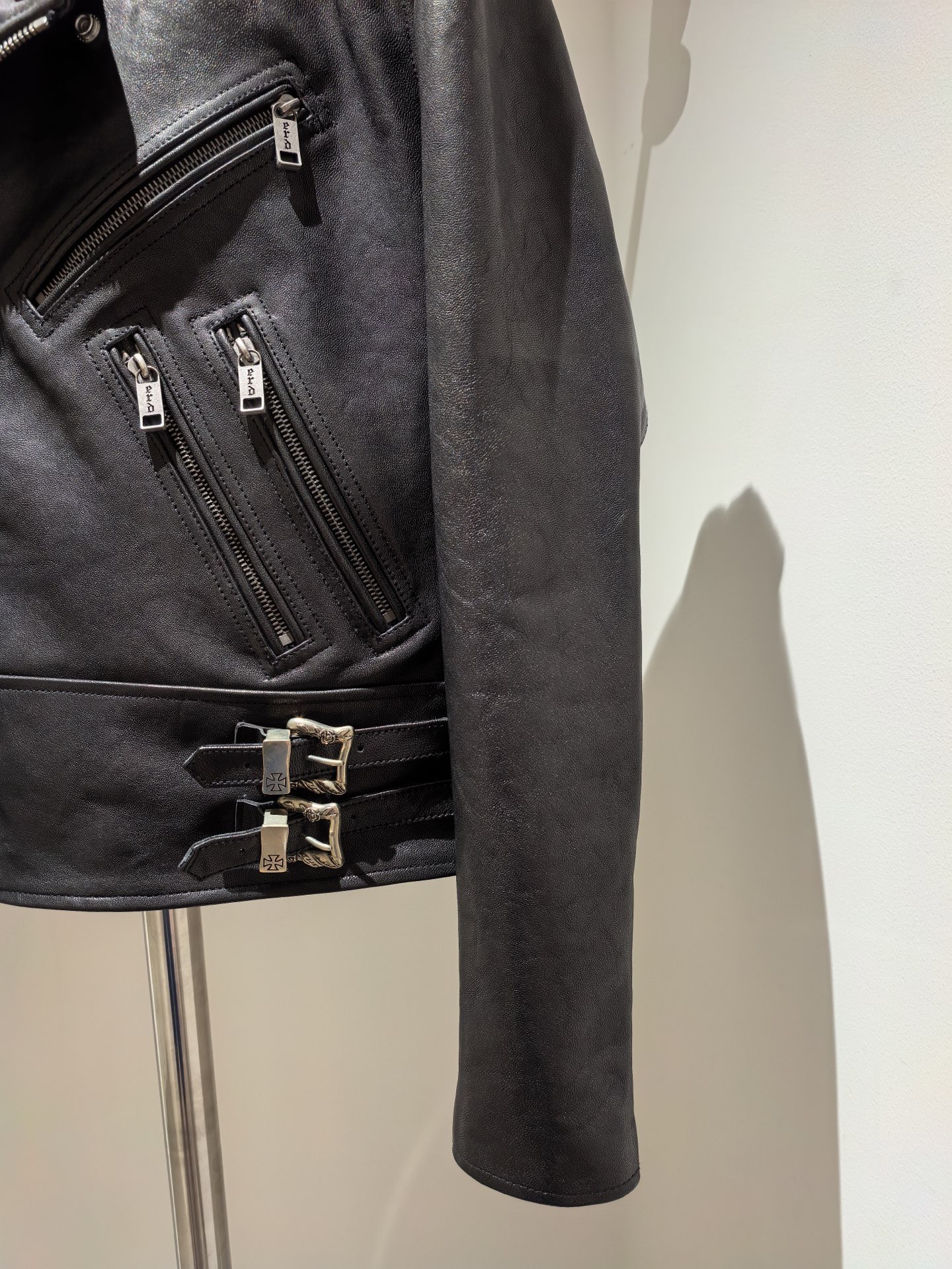 Куртка мужская в стиле Enfants Riches Déprimés Rose Buckle Moto Jacketчёрного цвета с пряжками