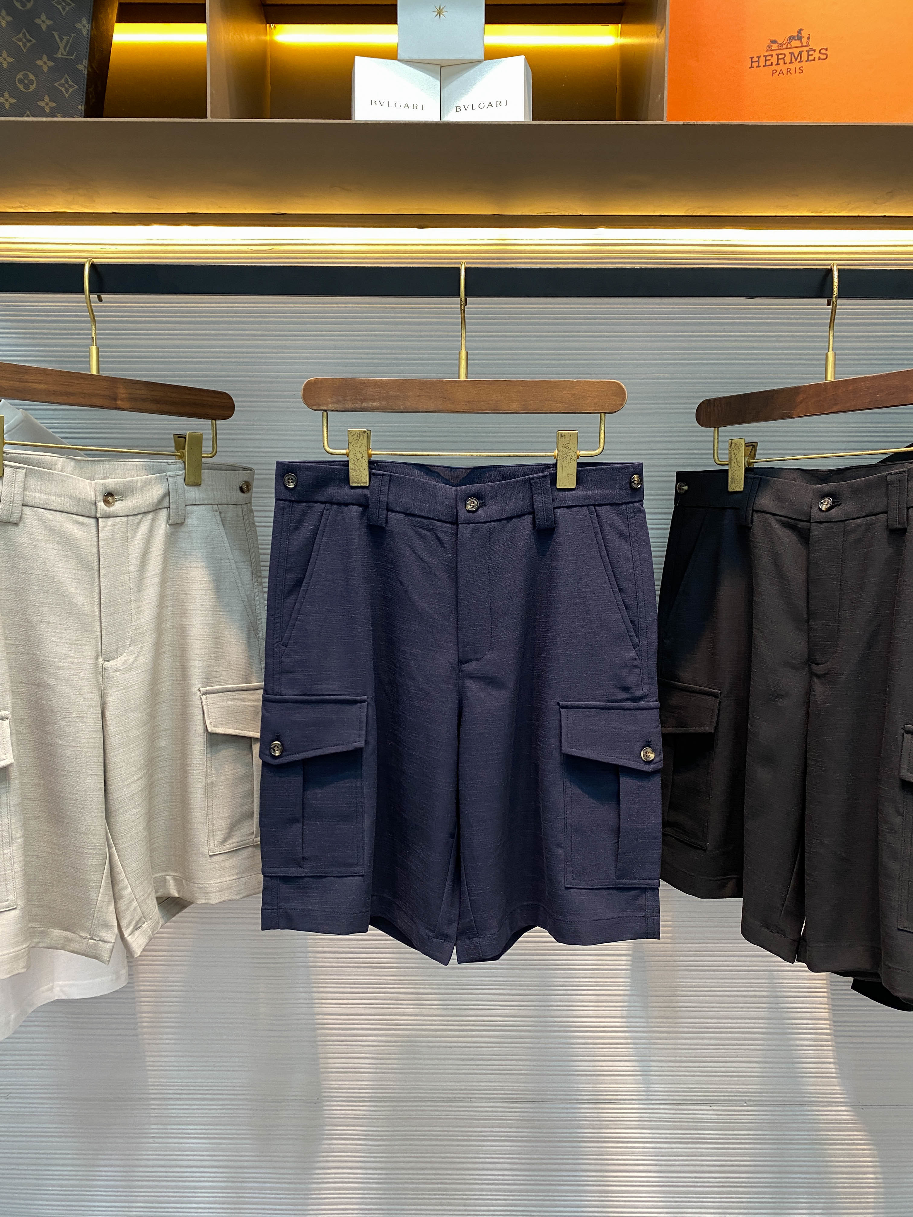 Шорты мужские в стиле Brunello Cucinelli бежевого цвета с накладными карманами