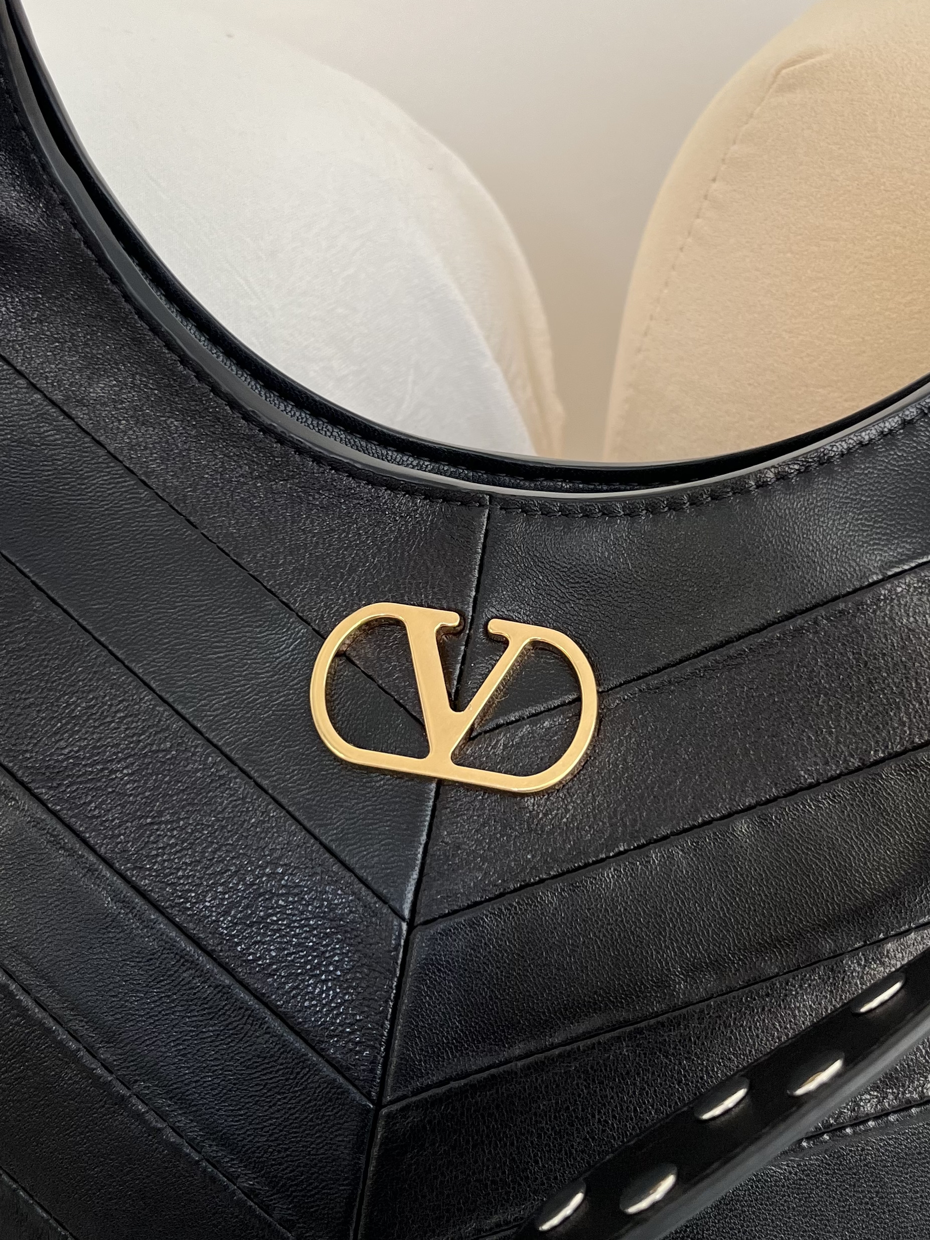 Сумка женская в стиле Valentino Garavani Hoboho Hobo чёрного цвета(28 см)