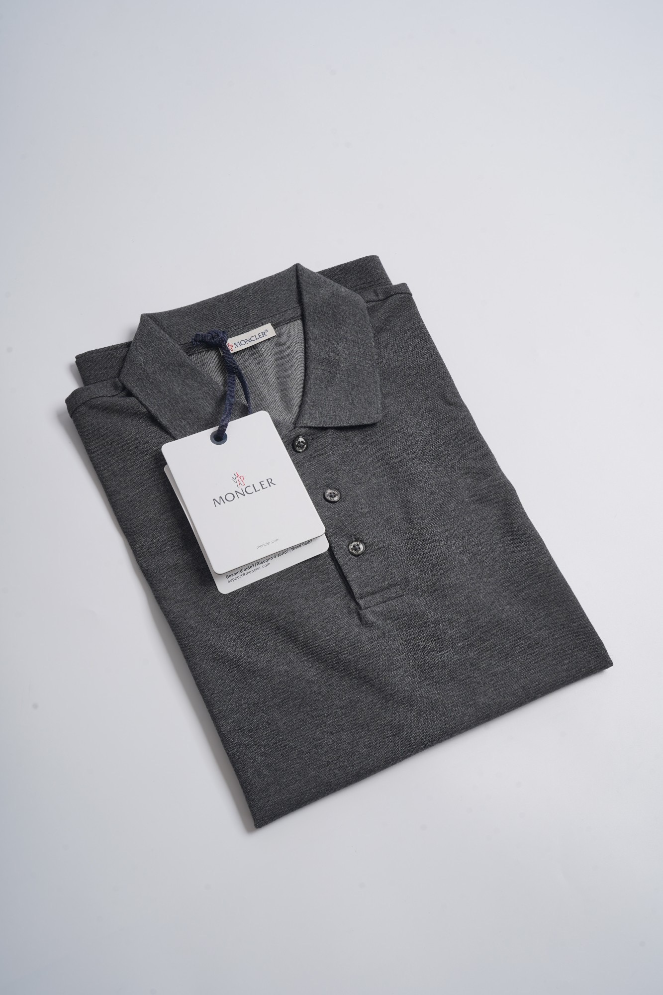 Поло унисекс в стиле Moncler из натурального хлопка тёмно-серого цвета с логотипом