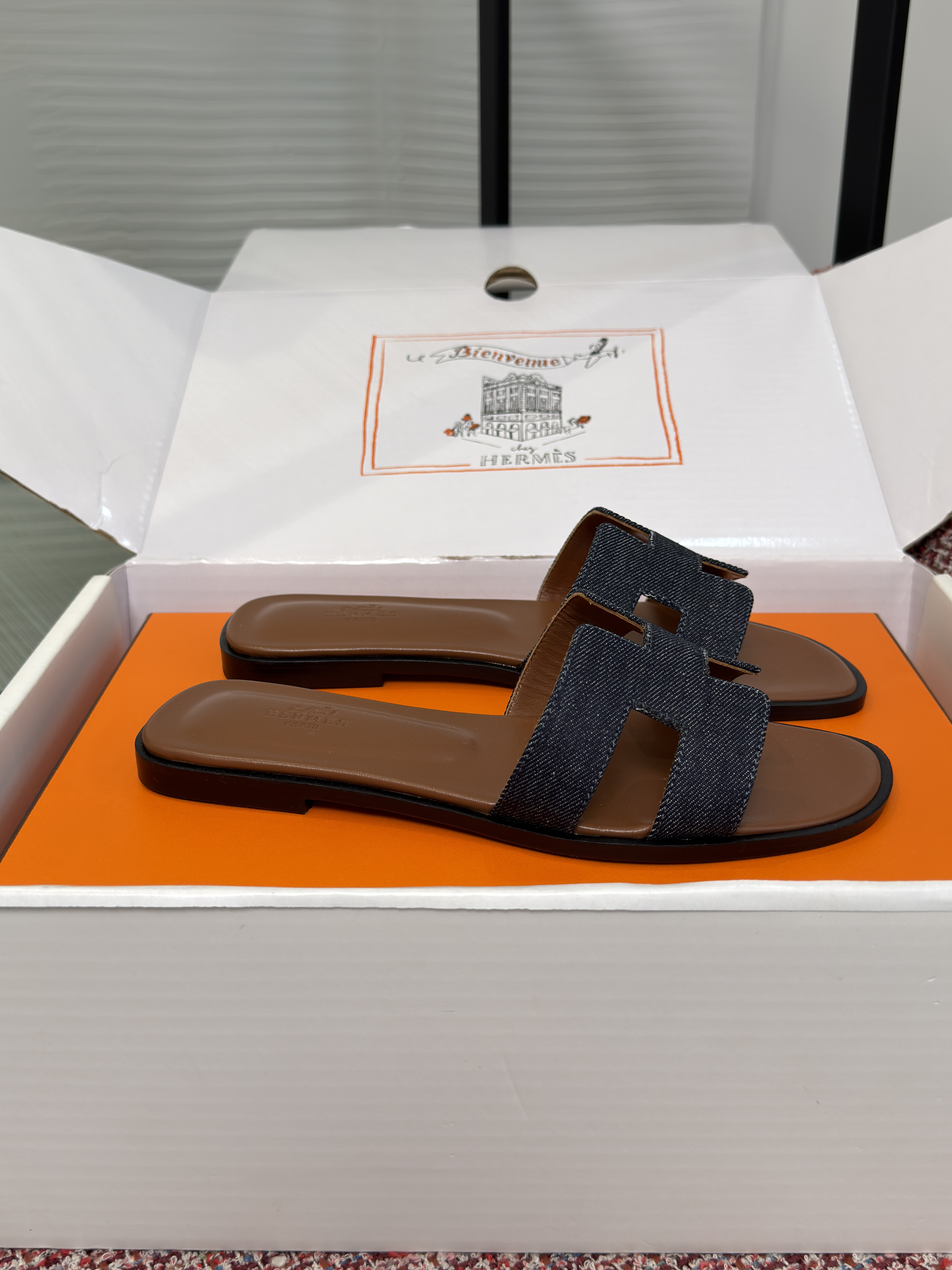 Шлёпанцы женские в стиле Hermès Oran тёмно-серого и коричневого цвета