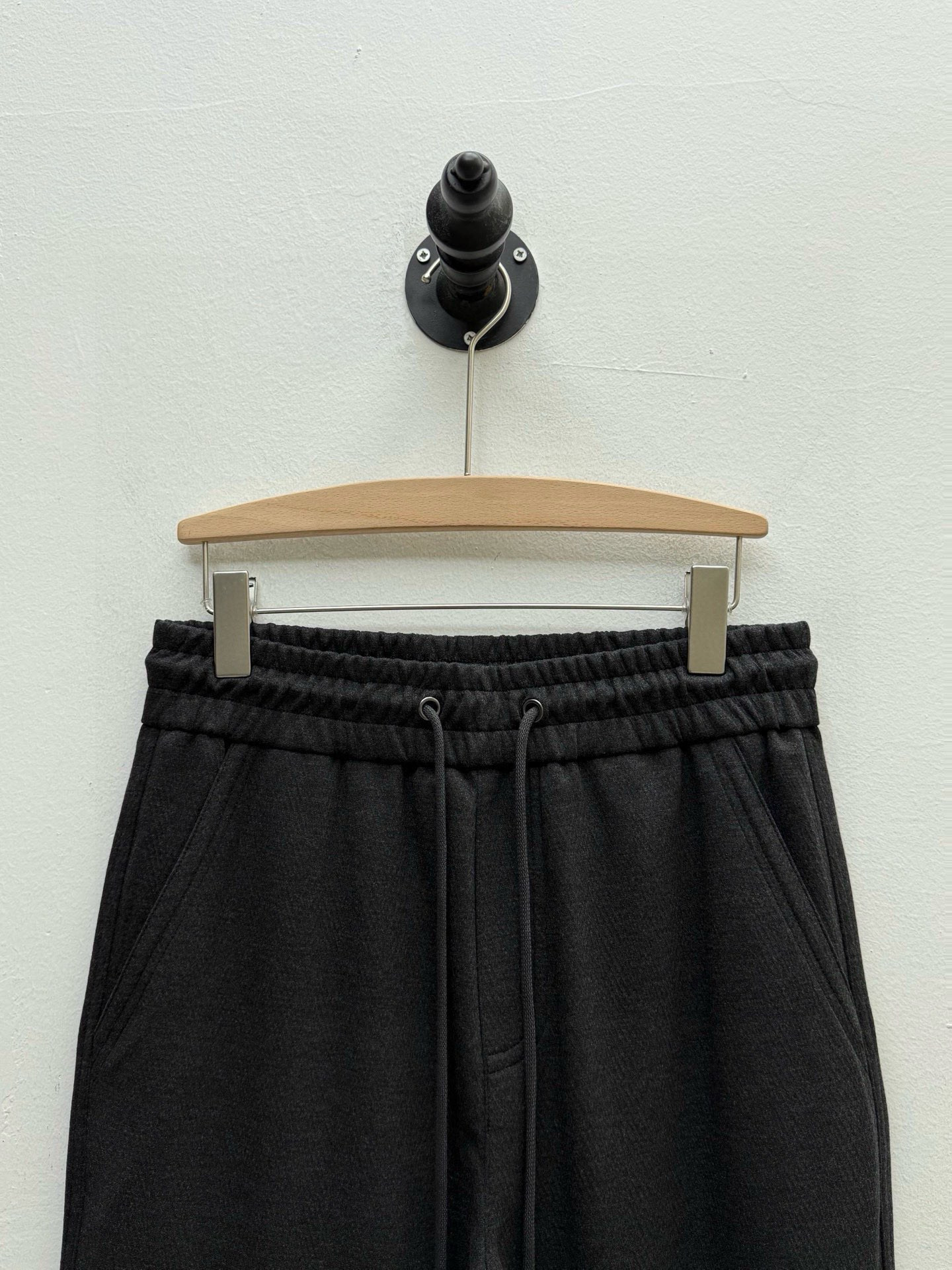 Брюки мужские спортивные из смешанной ткани чёрно-серого цвета с отделкой в рубчик