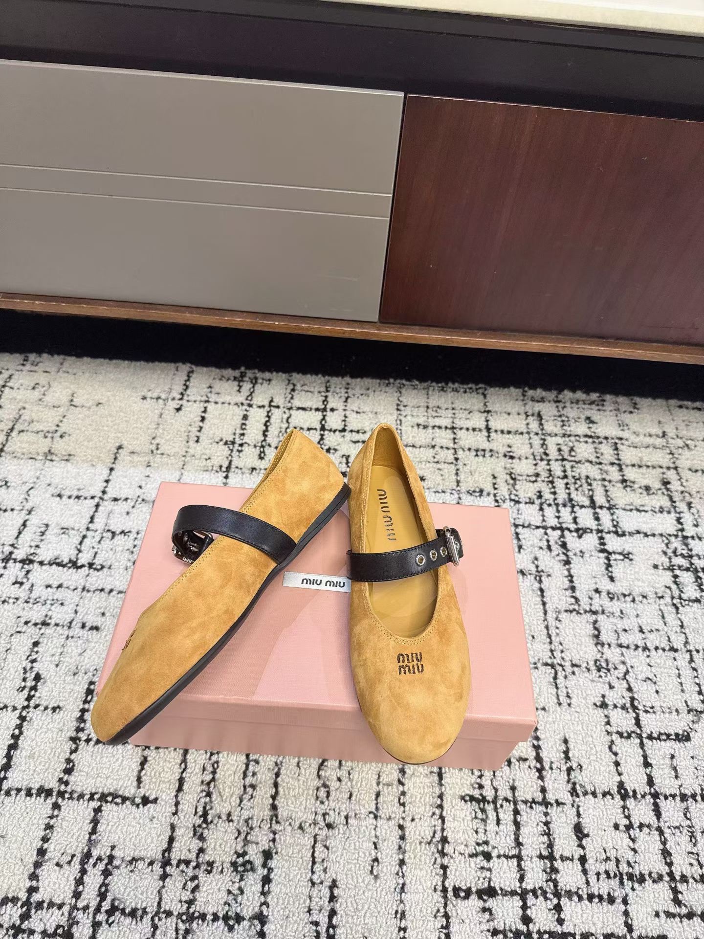 Туфли женские в стиле Miu Miu из натуральной замши желтого цвета