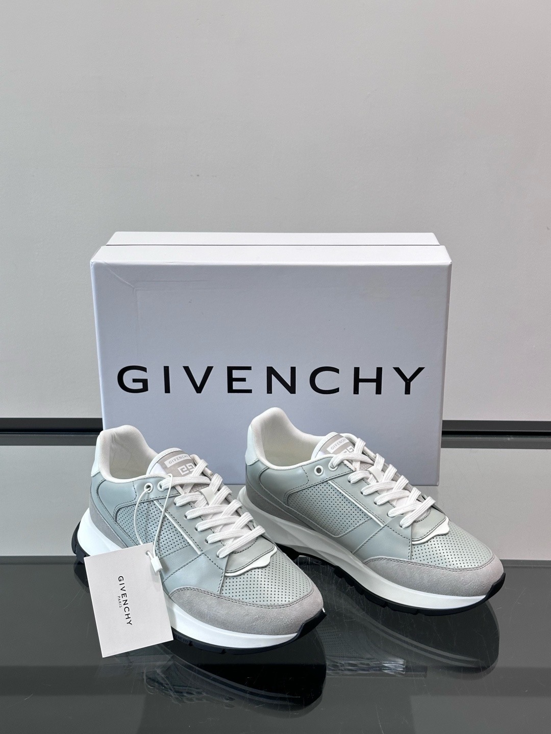 Кроссовки мужские Givenchy светло-серого и белого цвета