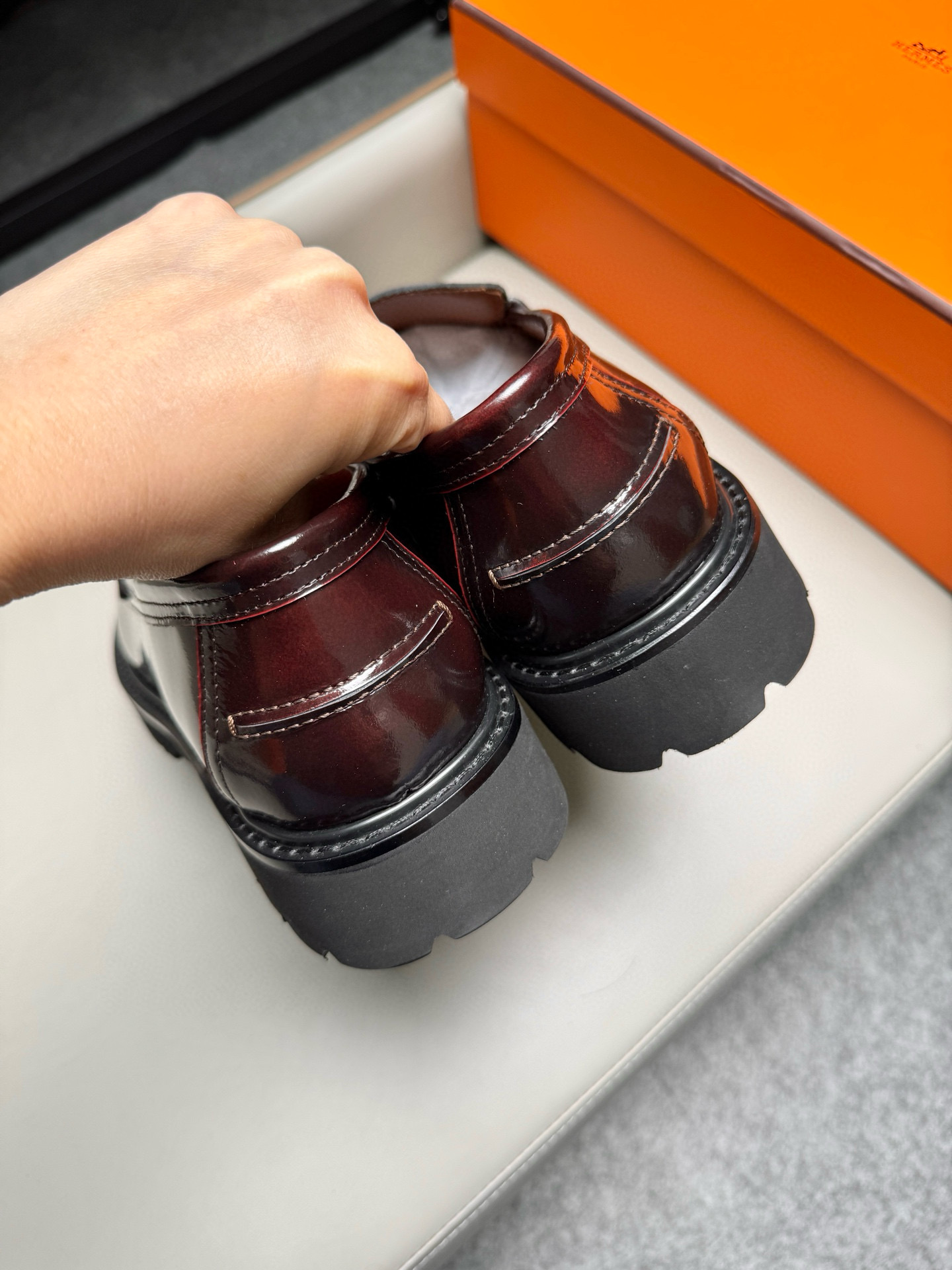 Лоферы мужские в стиле Hermes из натуральной кожи бордового цвета