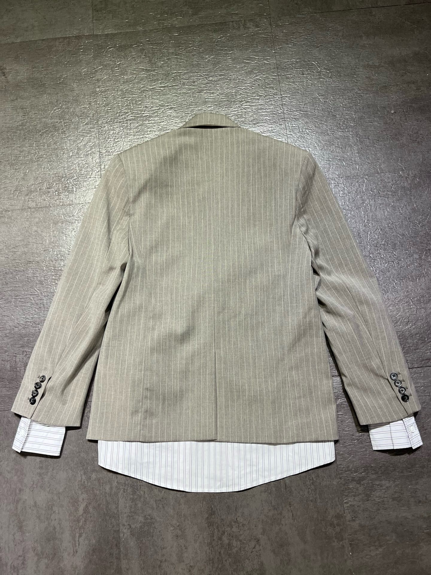 Жакет женский Acne Studios Layered Suit Jacket бежево-серого цвета в тонкую полоску с эффектом многослойности