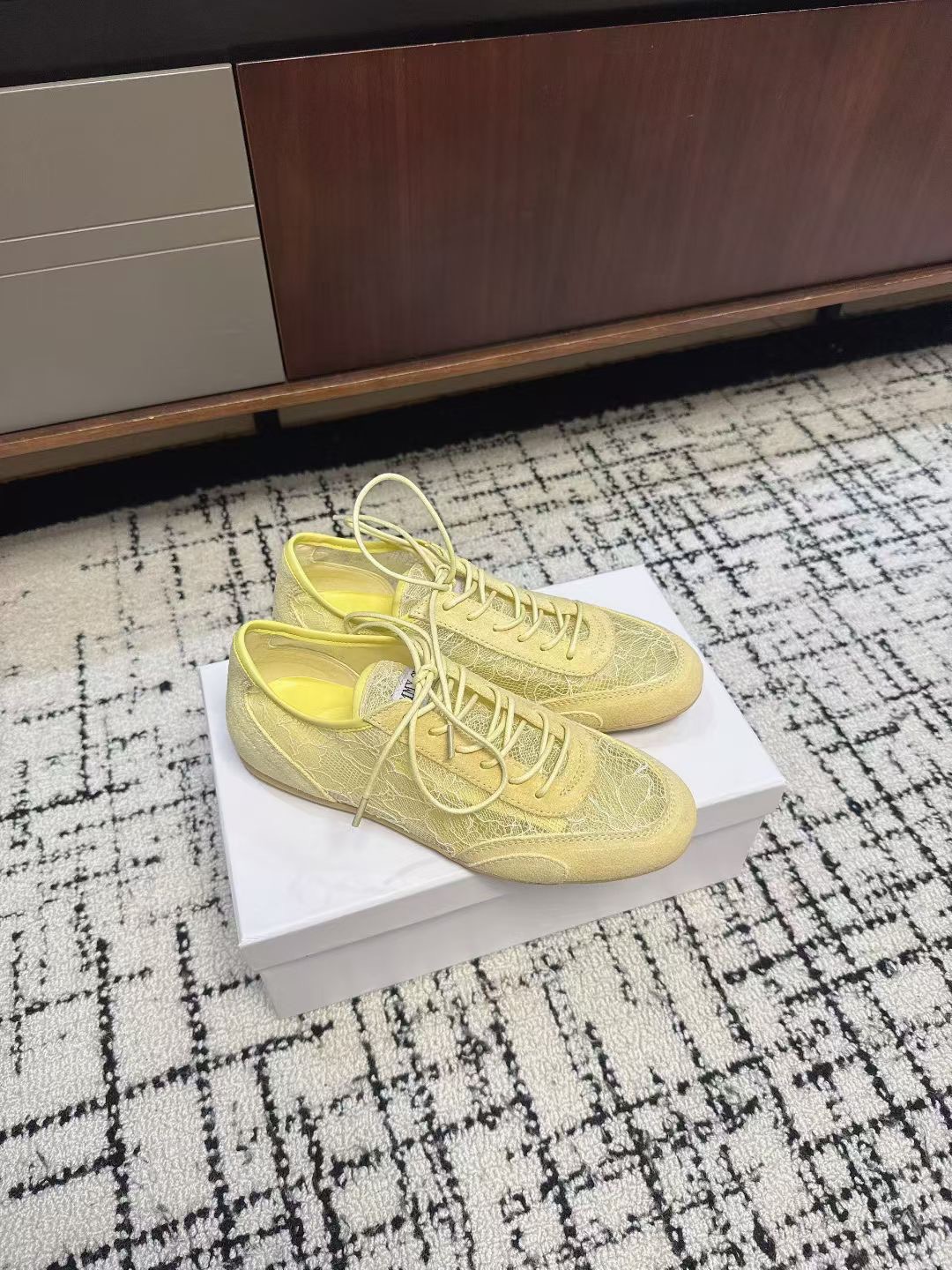 Кроссовки женские в стиле Jimmy Choo жёлтого цвета