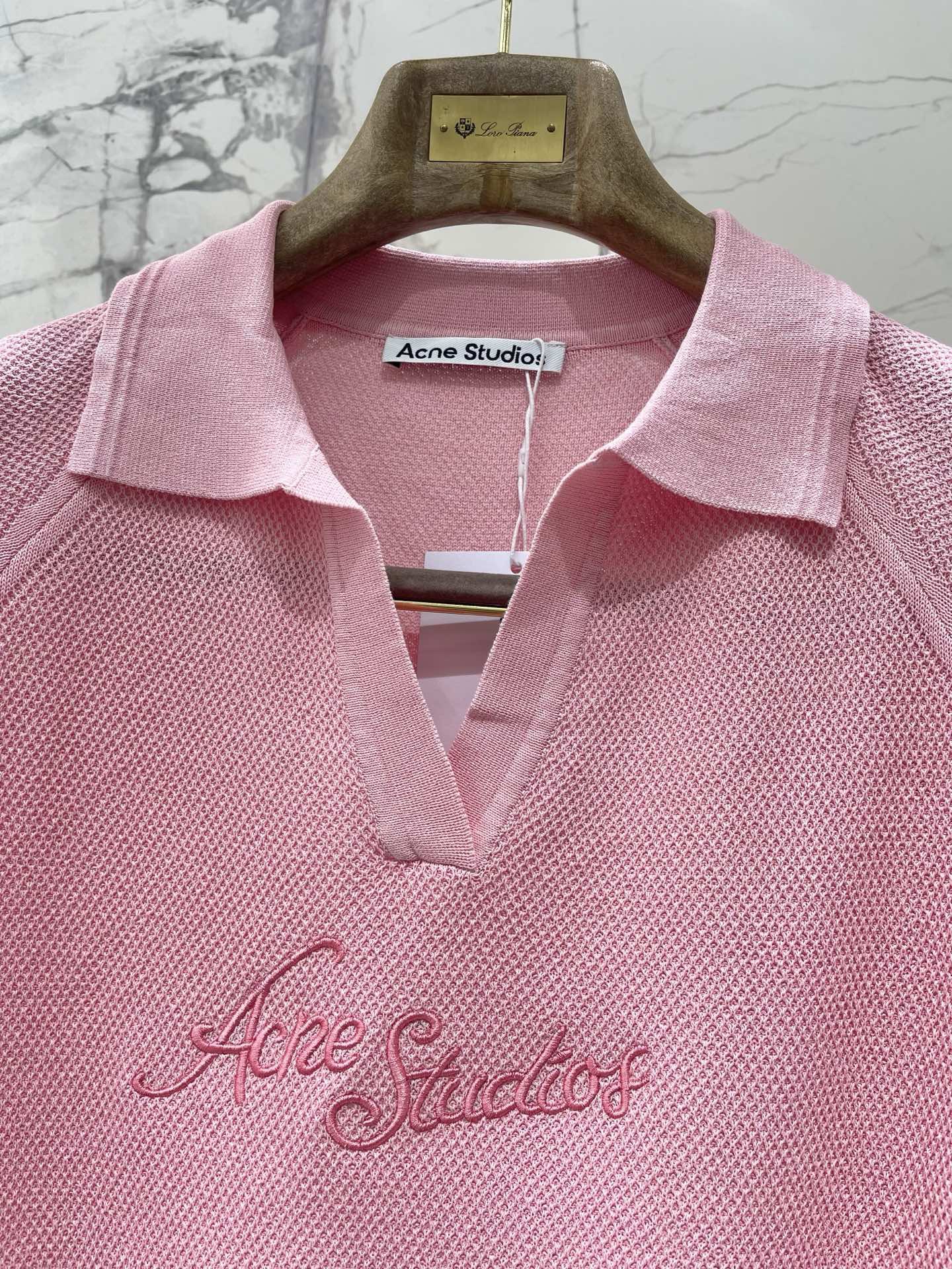 Поло женское в стиле Acne Studios с вышивкой логотипа розового цвета