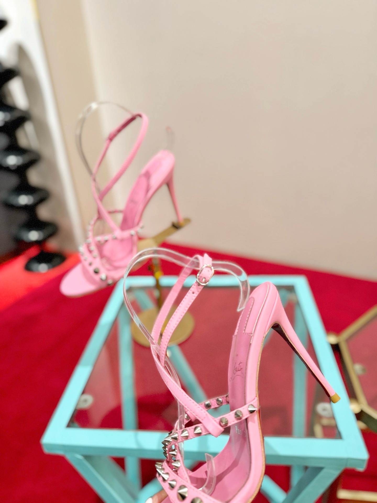 Босоножки женские Christian Louboutin So Kate розового цвета