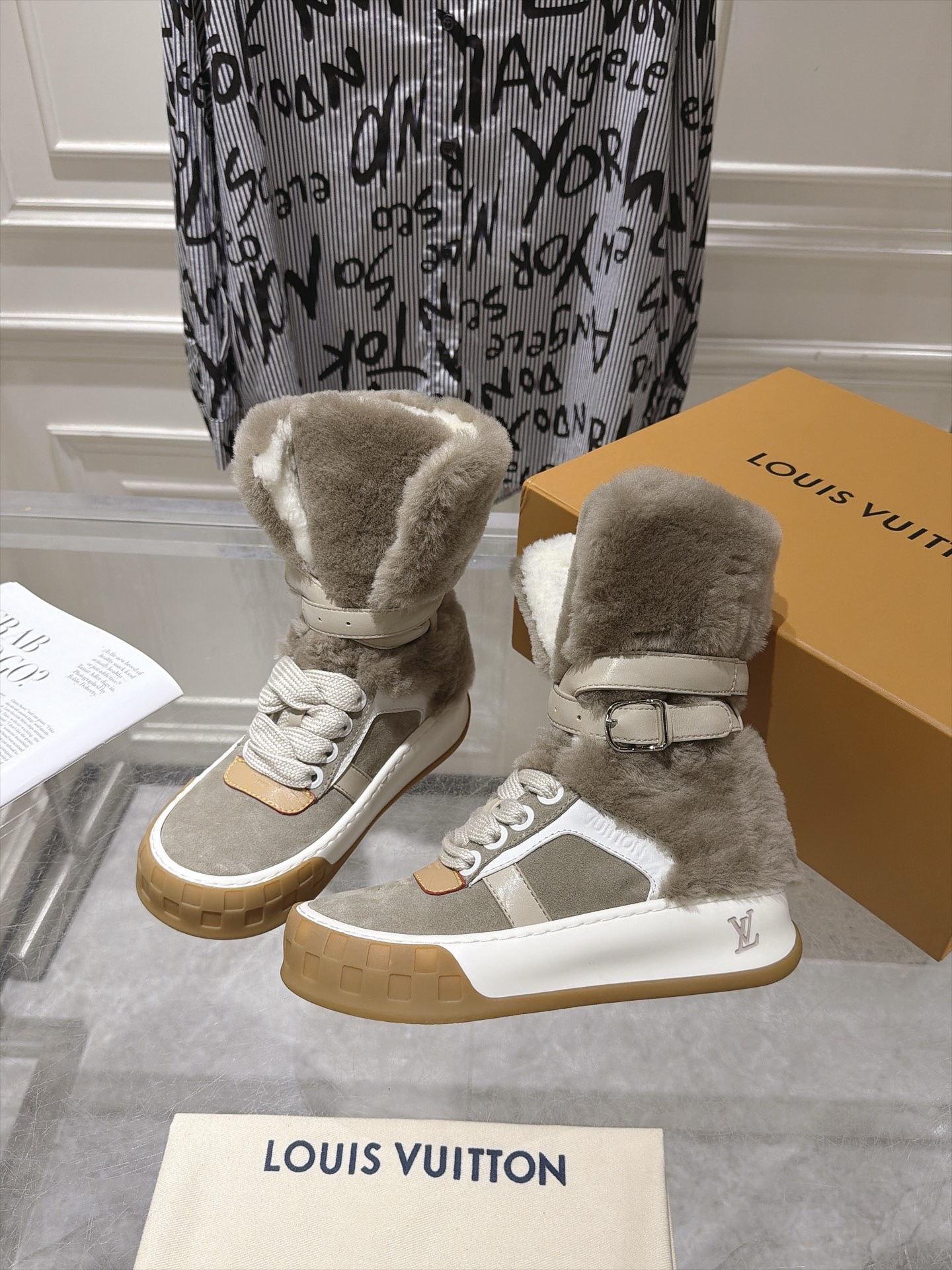 Ботинки Louis Vuitton LV Cloud Lace-Up Ankle Boot Sneaker бежевого цвета
