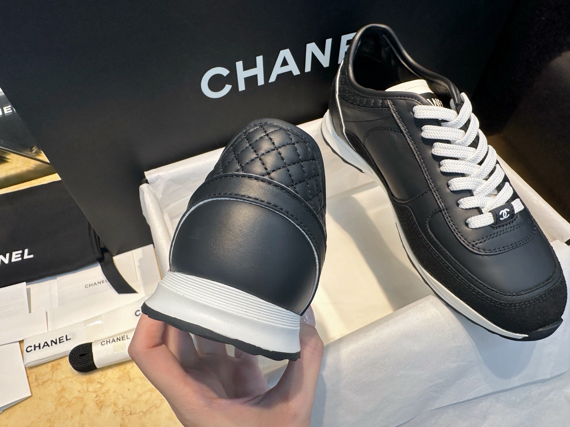 Кроссовки Chanel черного цвета с белыми вставками