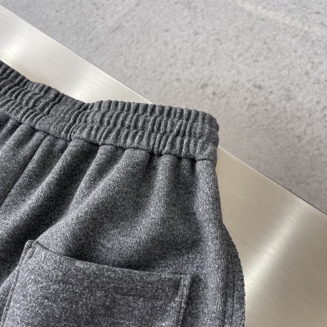 Брюки мужские в стиле LOEWE из шерстяной ткани тёмно-серого цвета 