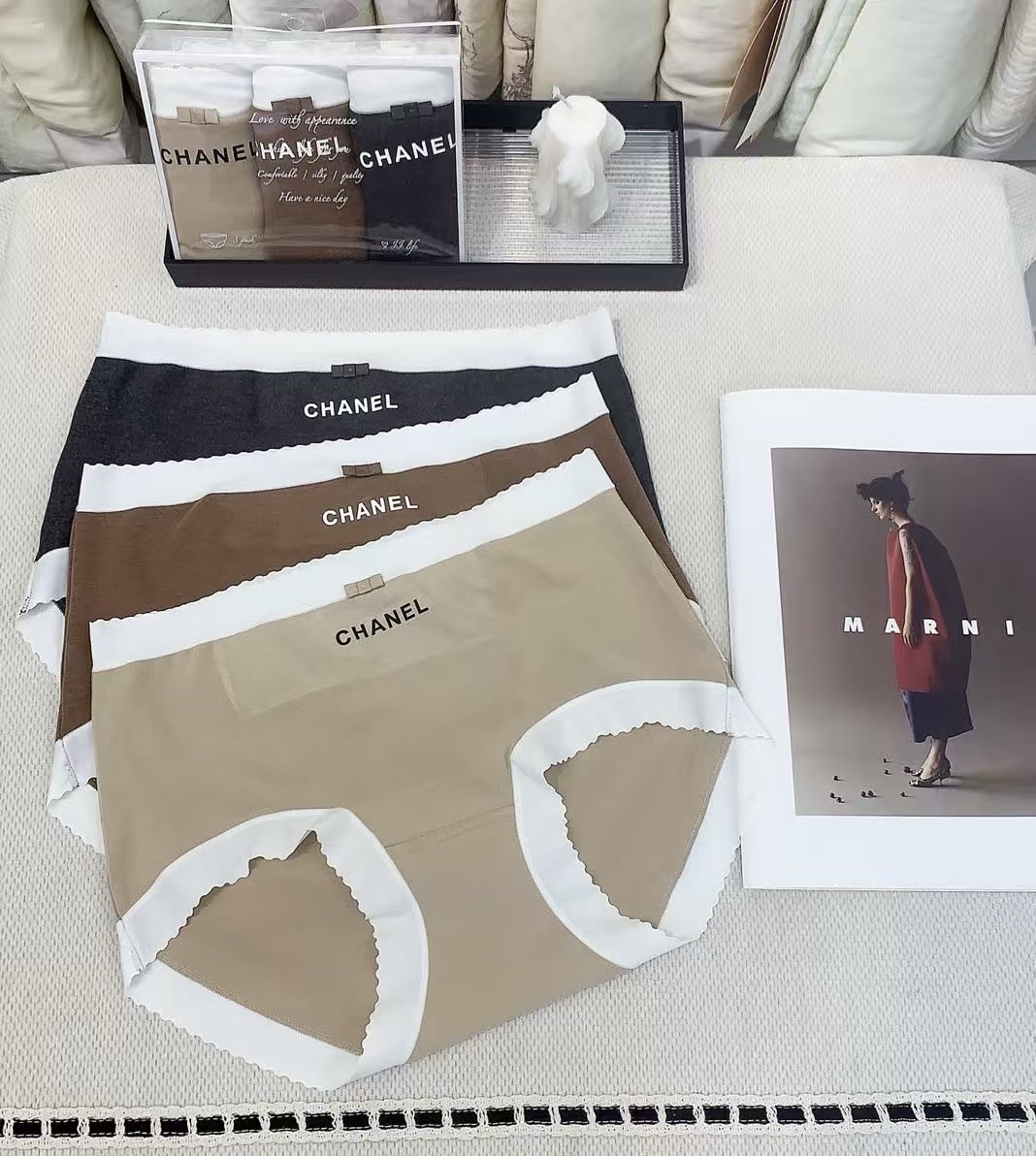 Трусы женские Chanel из хлопка и эластана с кружевной отделкой (набор 3 шт.)