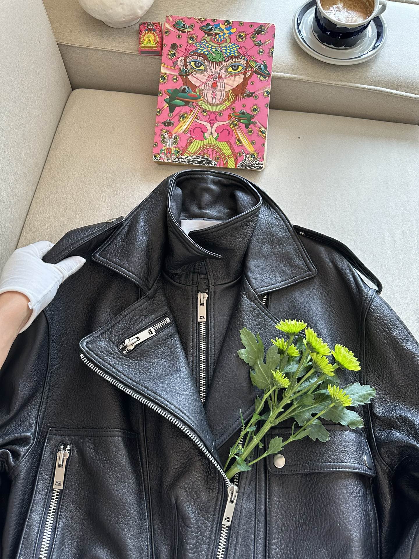 Куртка женская в стиле Alaïa из натуральной кожи чёрного цвета укороченная с акцентным поясом