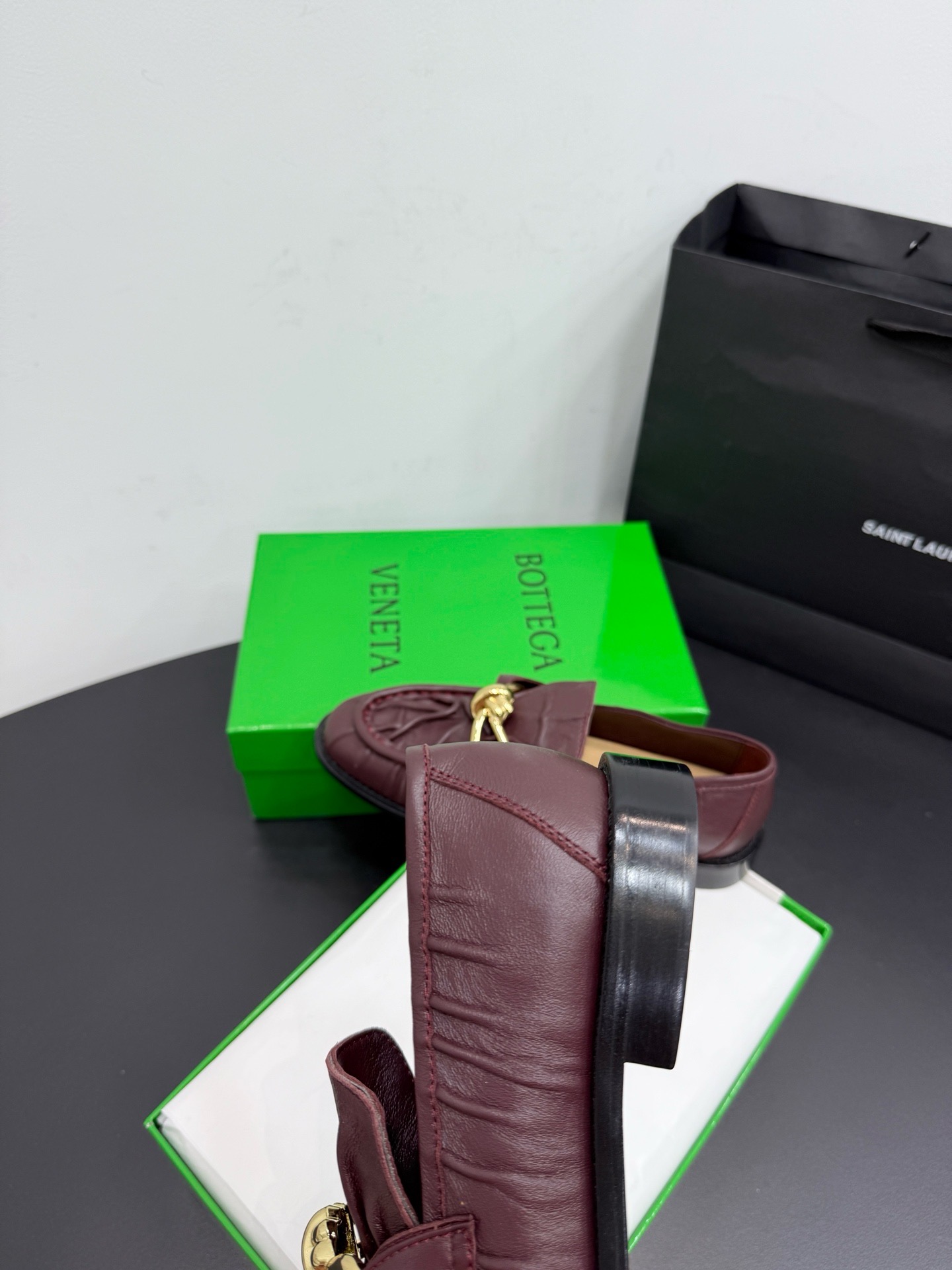 Лоферы женские Bottega Veneta Astaire с металлическим декором бордового цвета