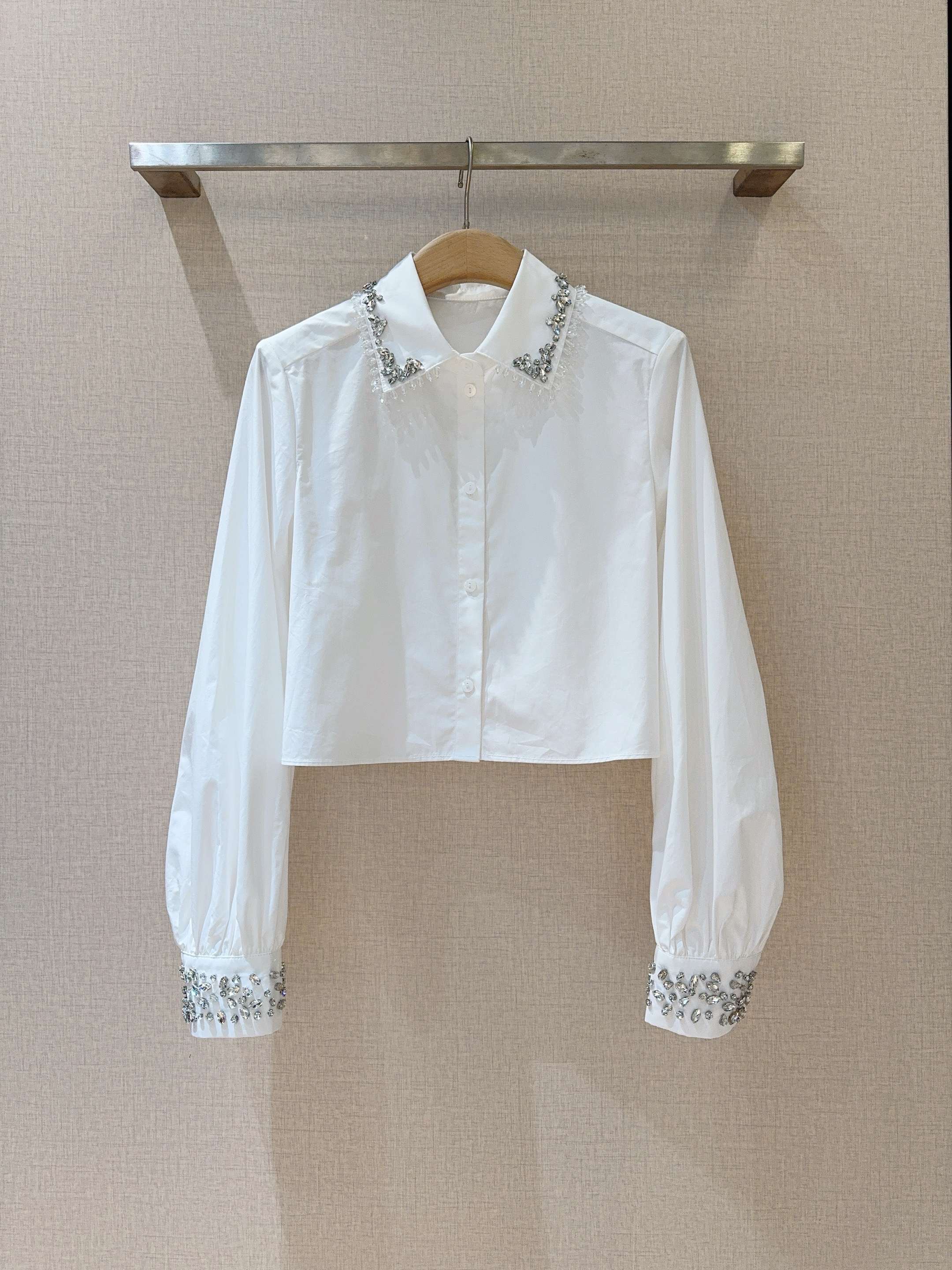 Рубашка женская в стиле CinqàSept  из хлопка белого цвета укороченная с декоративной отделкой