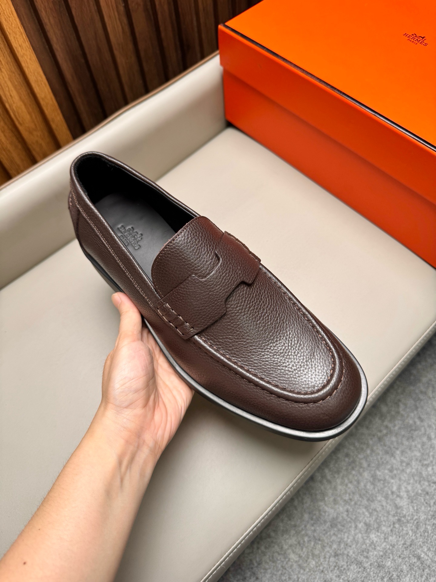 Лоферы мужские в стиле Hermes из натуральной кожи коричневого цвета