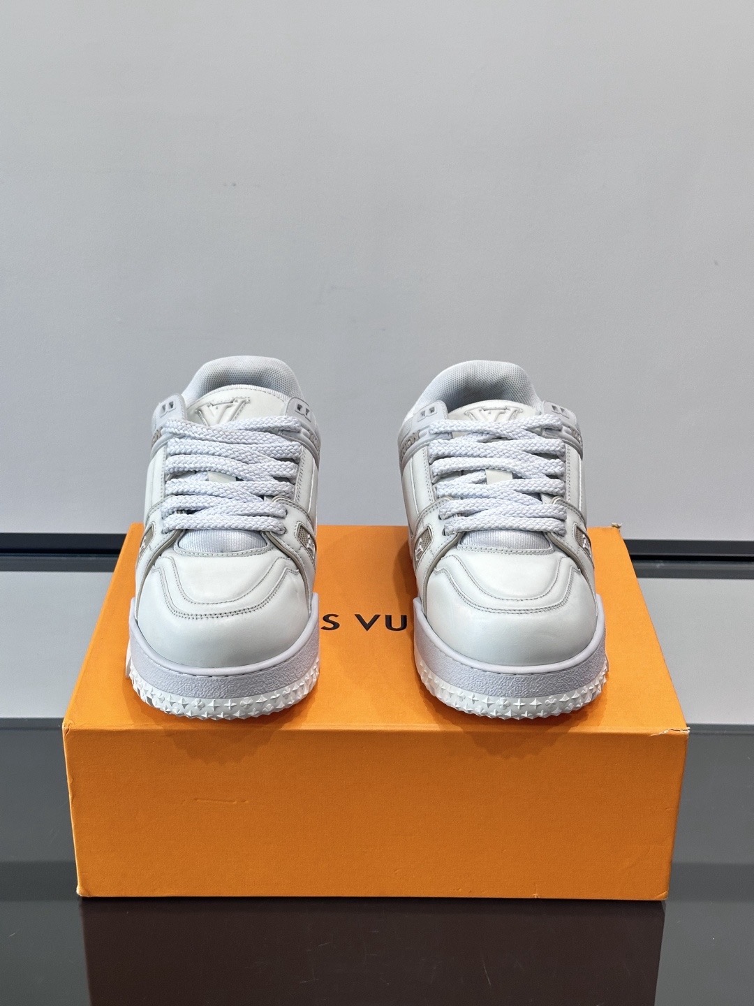 Кроссовки женские в стиле Louis Vuitton Trainer белого цвета