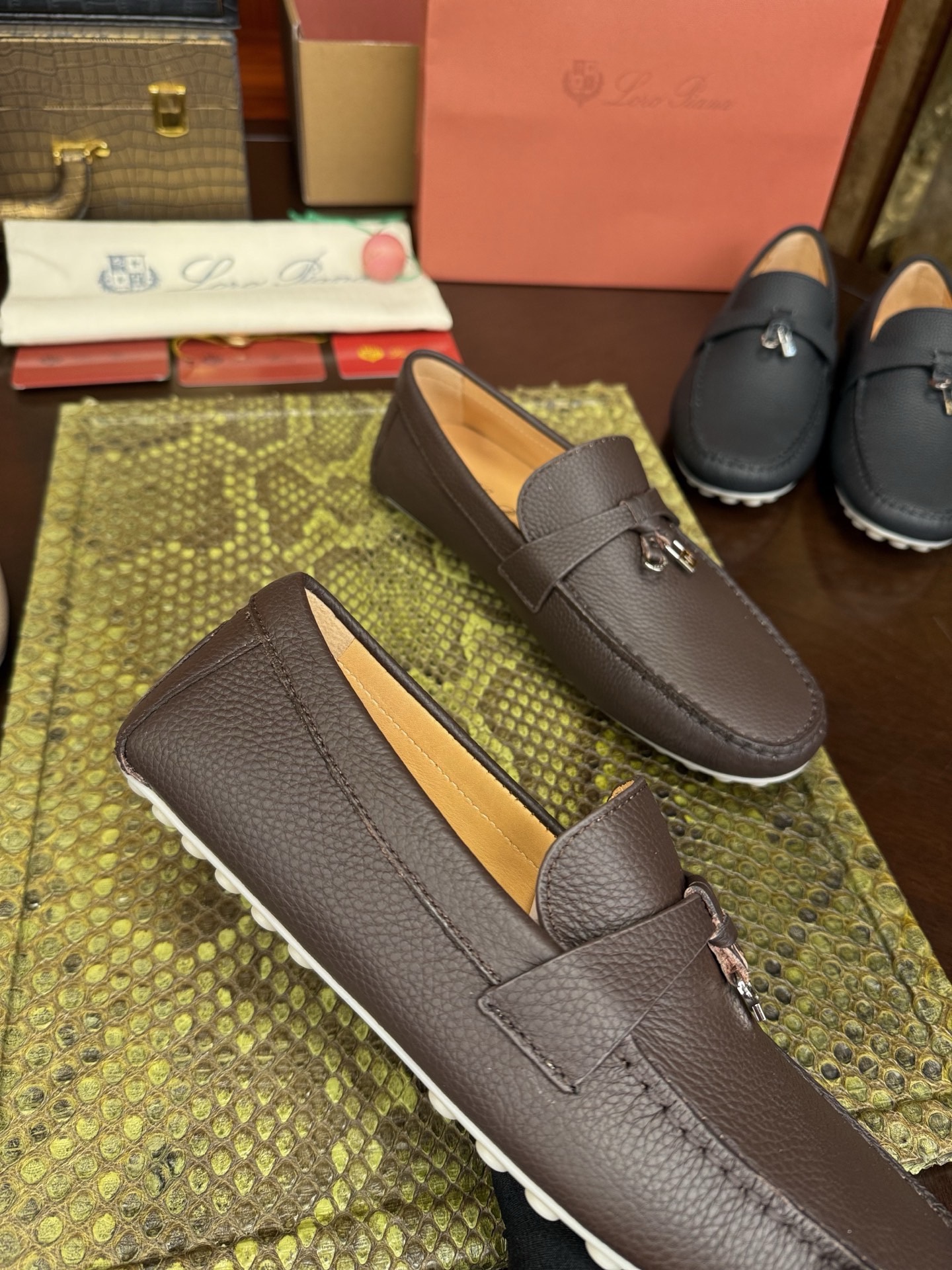 Мокасины мужские Loro Piana из натуральной кожи коричневого цвета