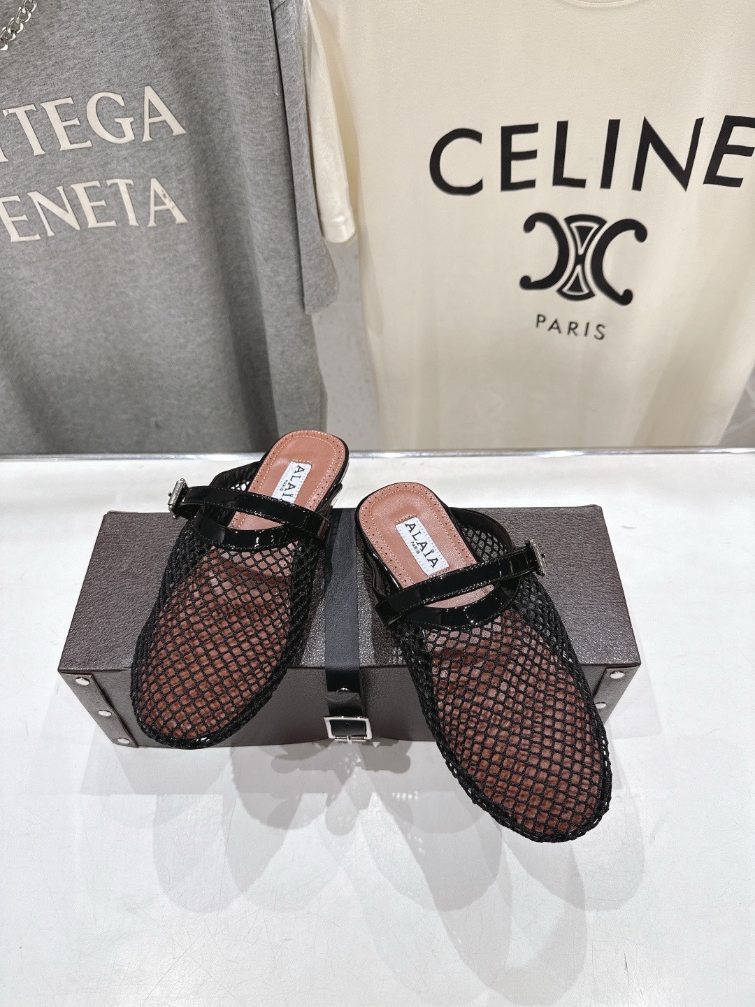 Мюли женские Alaïa Flat Mules in Fishnet чёрного цвета