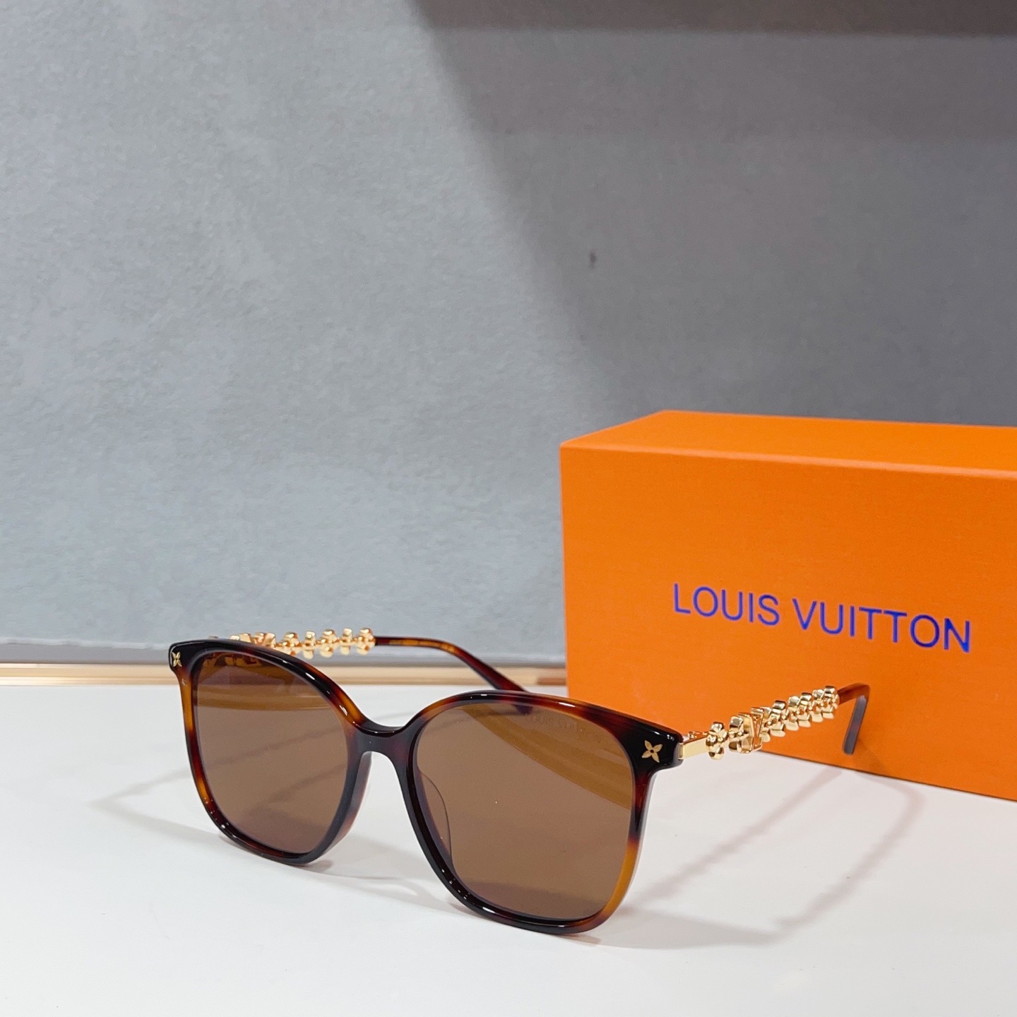 Очки солнцезащитные женские в стиле Louis Vuitton
