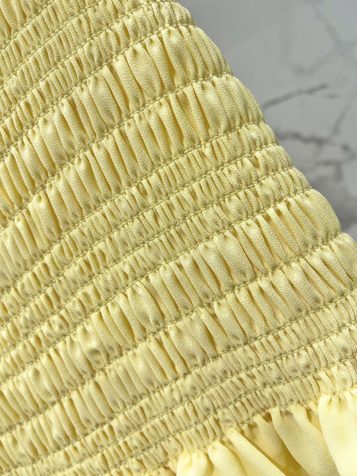 Юбка женская в стиле Saint Laurent жёлтого цвета с рельефной отделкой и оборкой