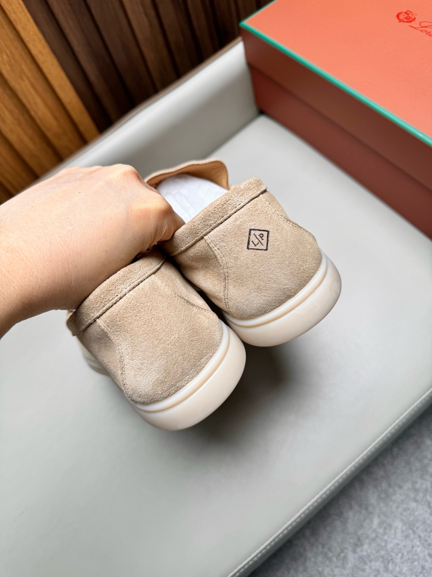 Лоферы унисекс в стиле Loro Piana из натуральной замши бежевого цвета