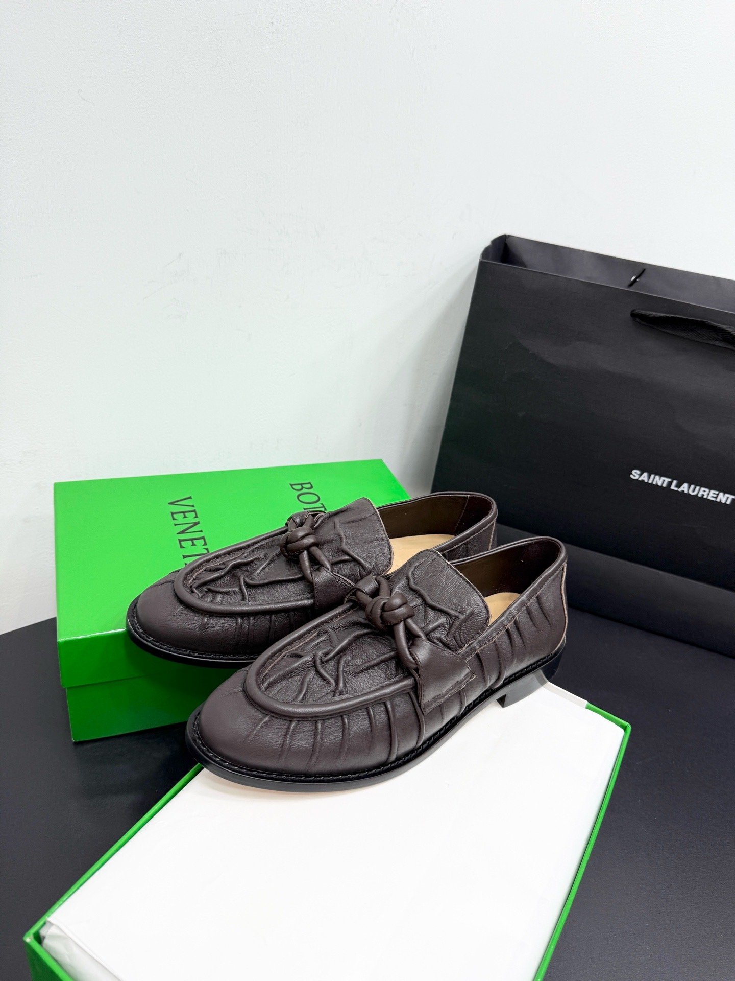 Лоферы женские в стиле Bottega Veneta Astaire коричневого цвета