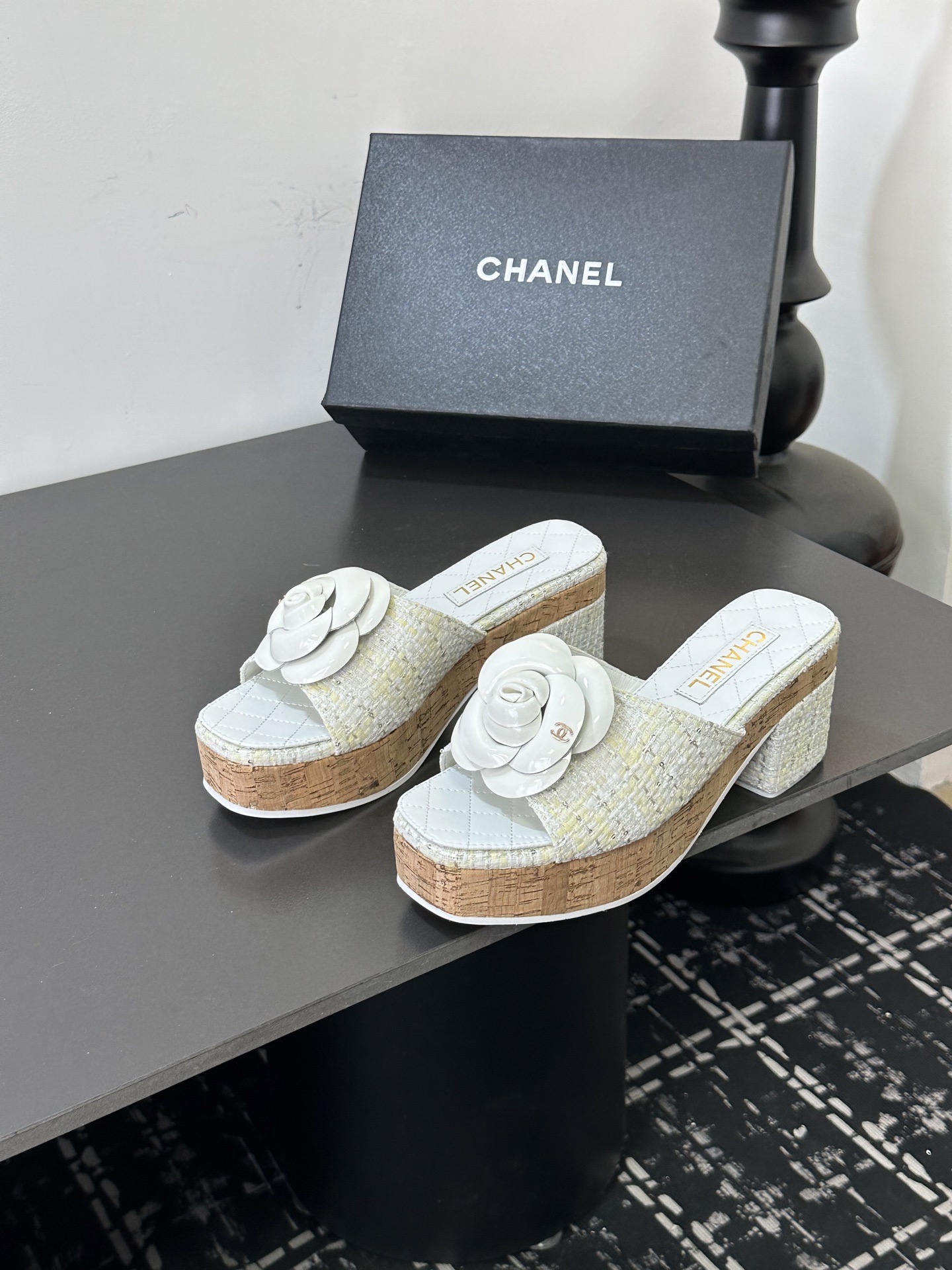 Мюли женские Chanel с цветком камелии белого цвета