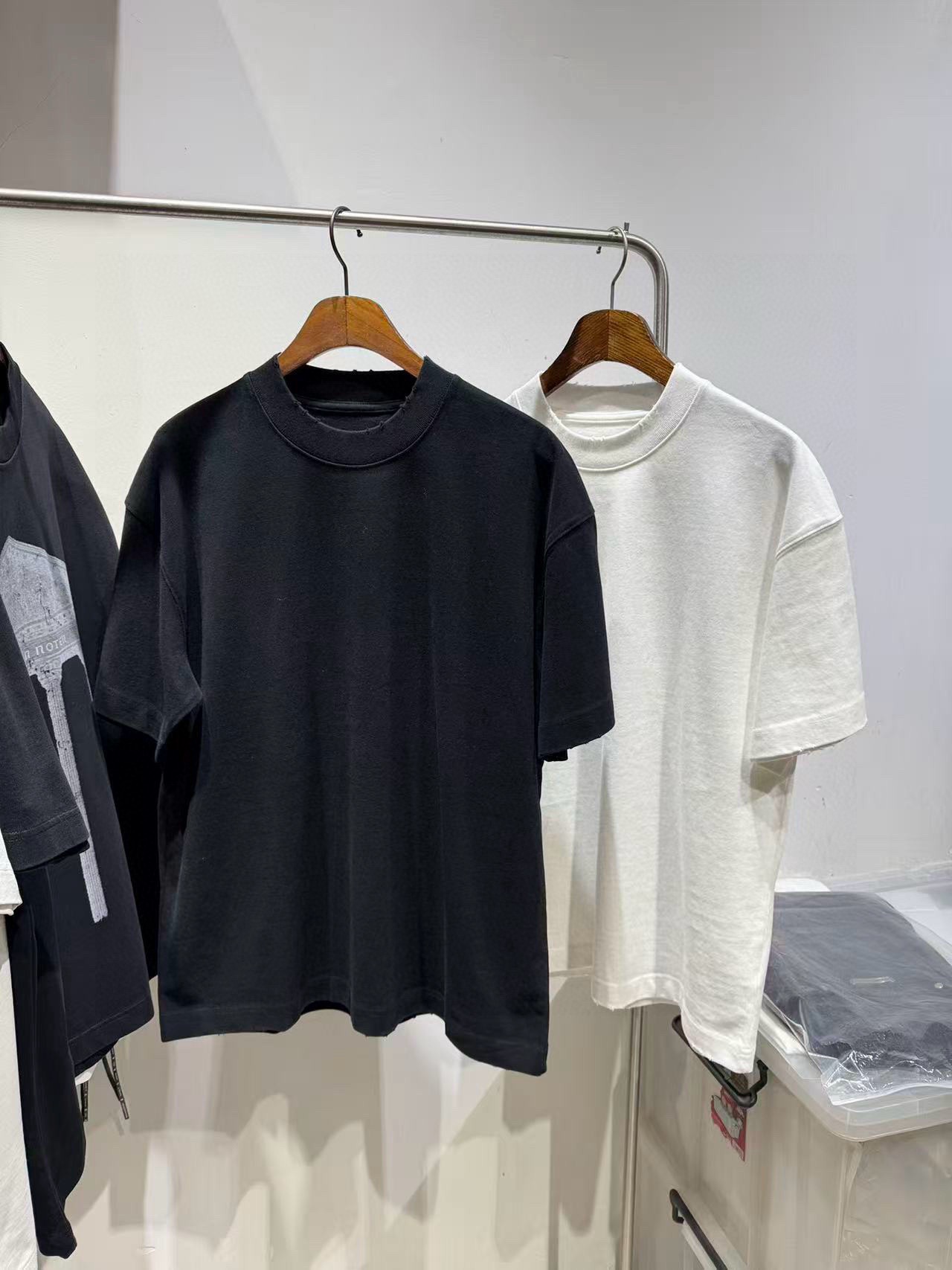 Футболка унисекс в стиле Sacai из хлопка белого цвета с принтом логотипа