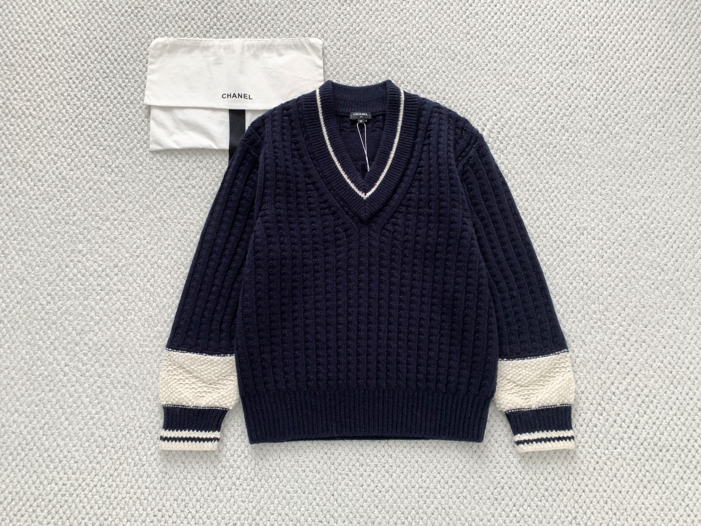 Свитер женский в стиле Chanel с V-образным вырезом синего цвета