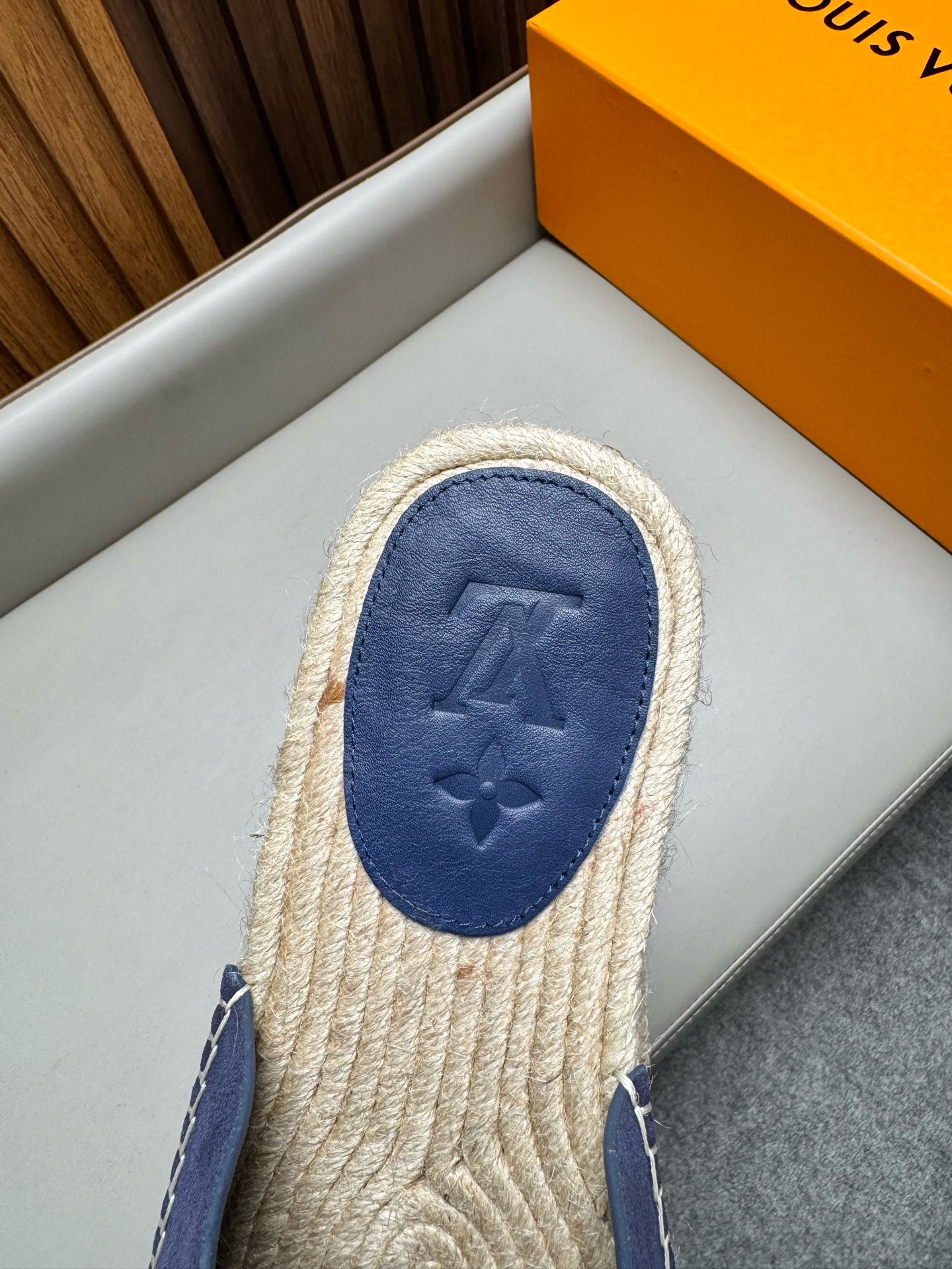 Шлёпанцы мужские в стиле Louis Vuitton из натуральной замши синего цвета