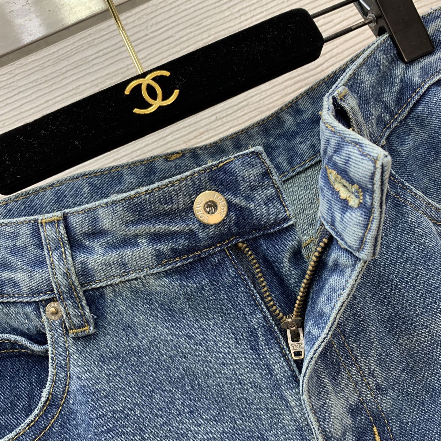 Джинсы женские в стиле Loewe синего цвета прямого кроя с декоративной вышивкой