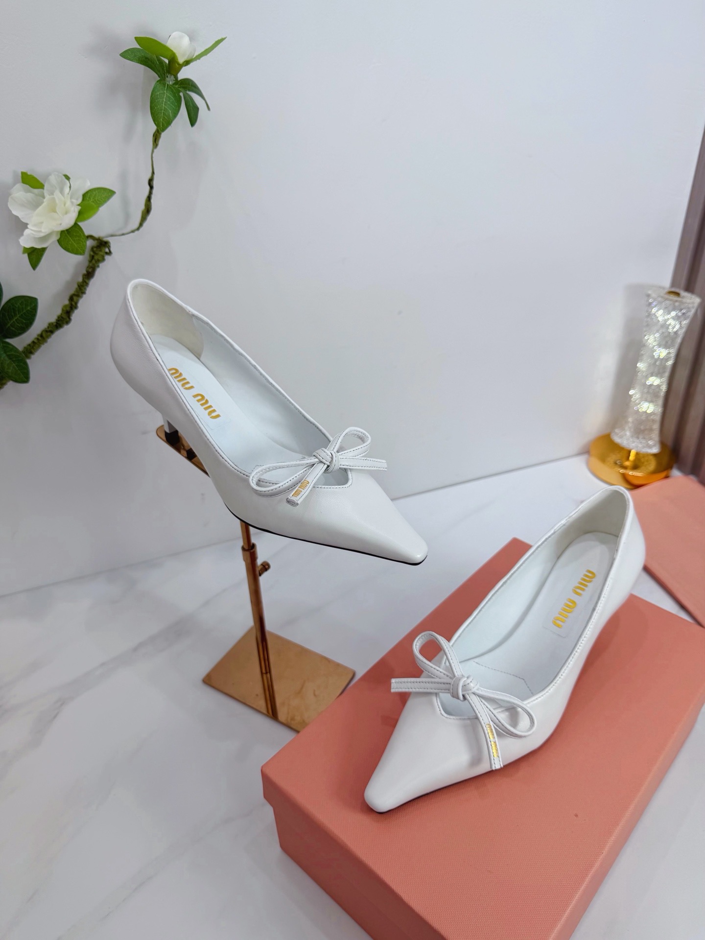 Туфли женские Miu Miu из натуральной кожи белого цвета