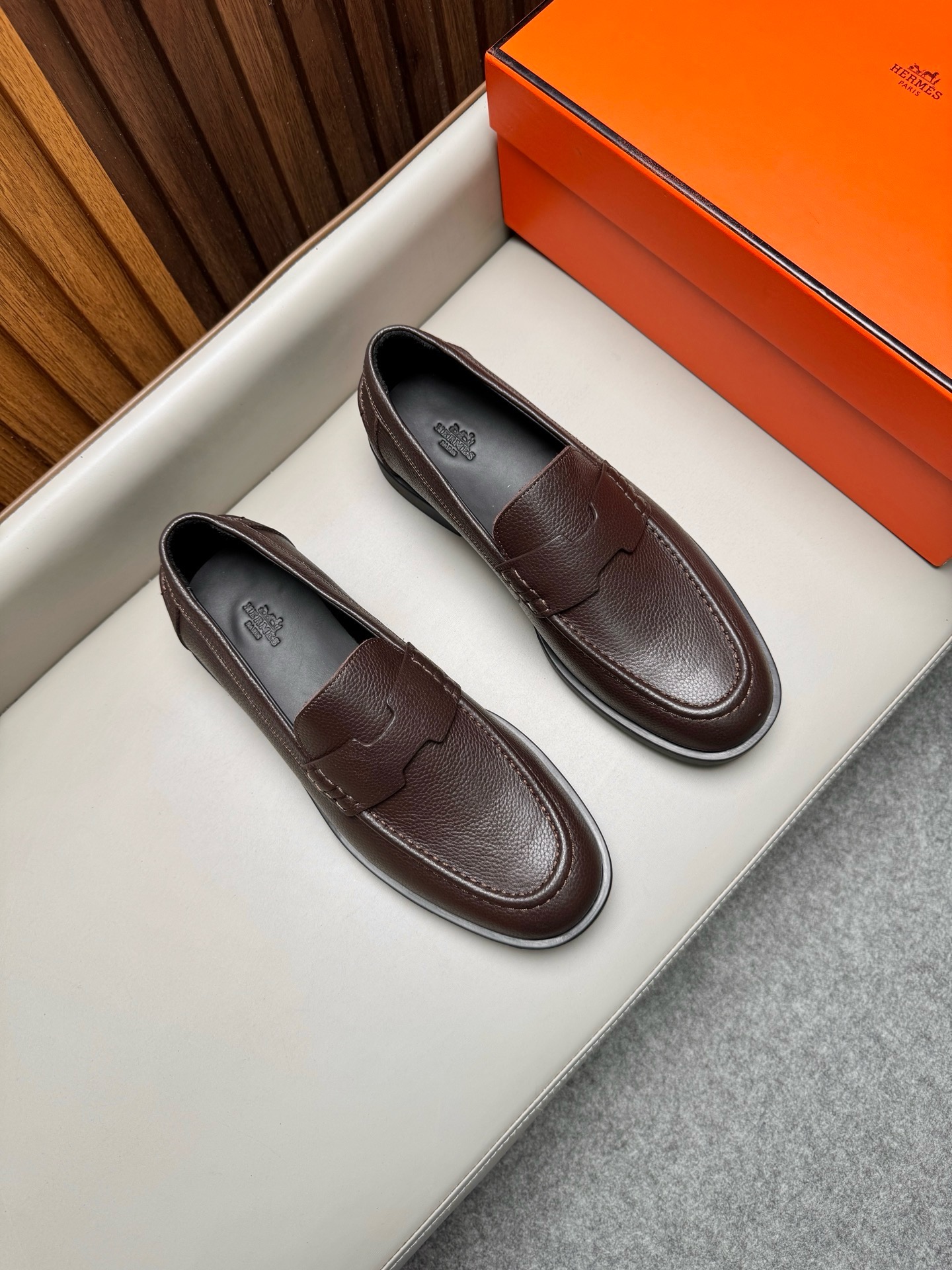 Лоферы мужские в стиле Hermes из натуральной кожи коричневого цвета