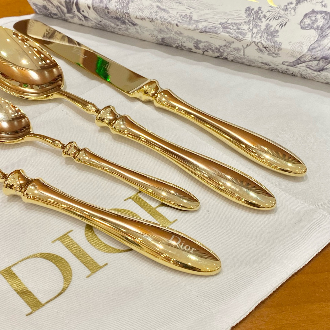 Набор столовых приборов в стиле Dior золотого цвета