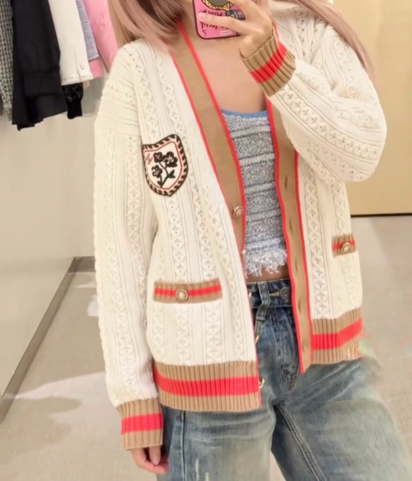 Костюм женский в стиле Chanel белого цвета с юбкой и кардиганом