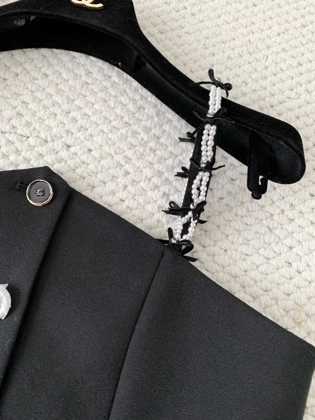 Топ-корсет женский в стиле Chanel с жемчужной отделкой и декоративными бретелями чёрного цвета