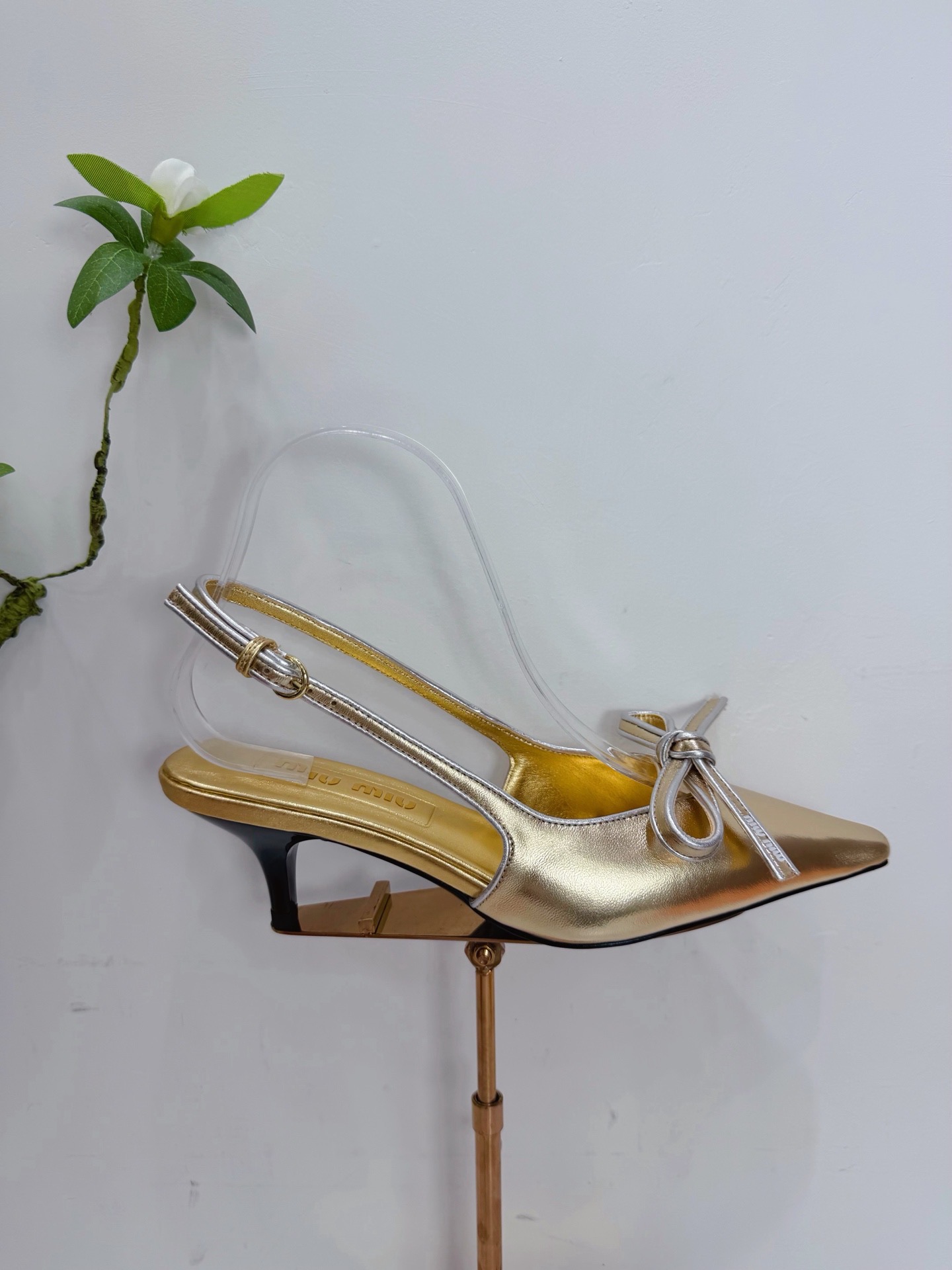Туфли женские Miu Miu слингбэк золотого цвета