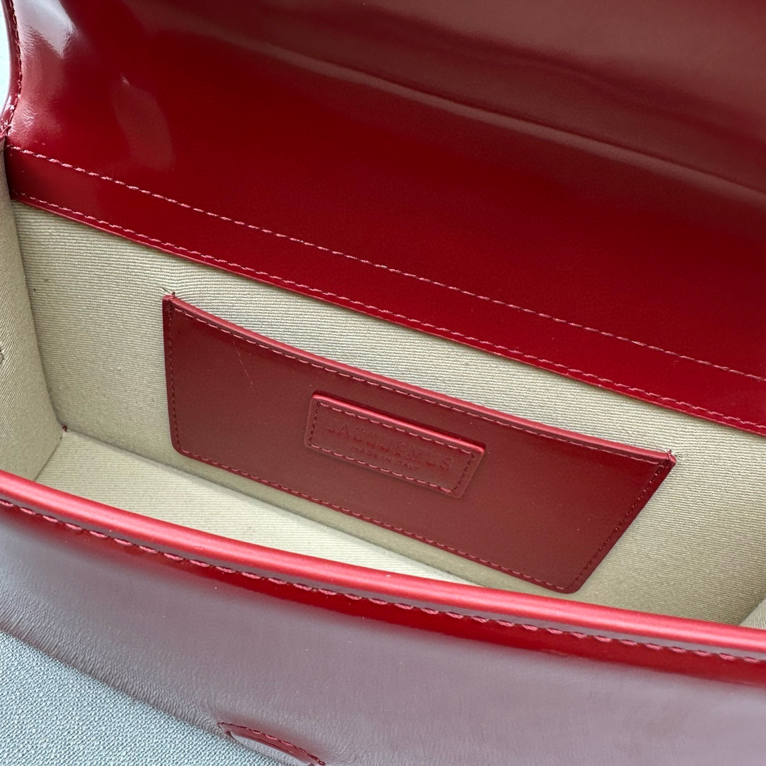 Сумка женская в стиле Jacquemus Bambino из лакированной кожи красного цвета