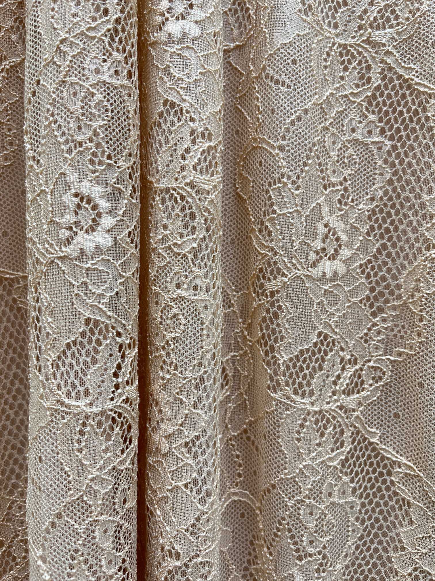 Платье женское макси из кружева бежевого цвета с драпированным воротником и декоративным бантом