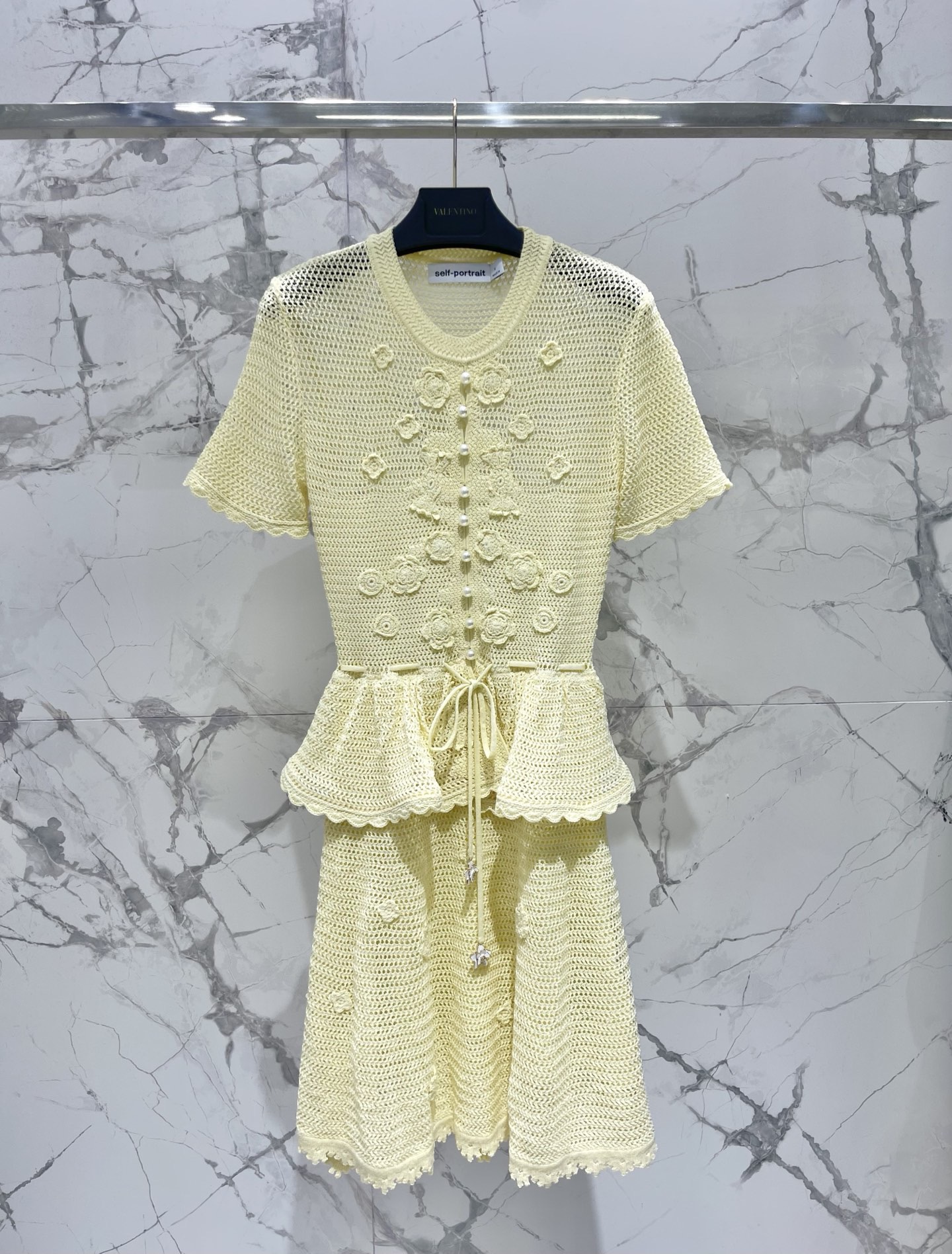 Платье женское в стиле Self-Portrait вязаное жёлтого цвета с декором