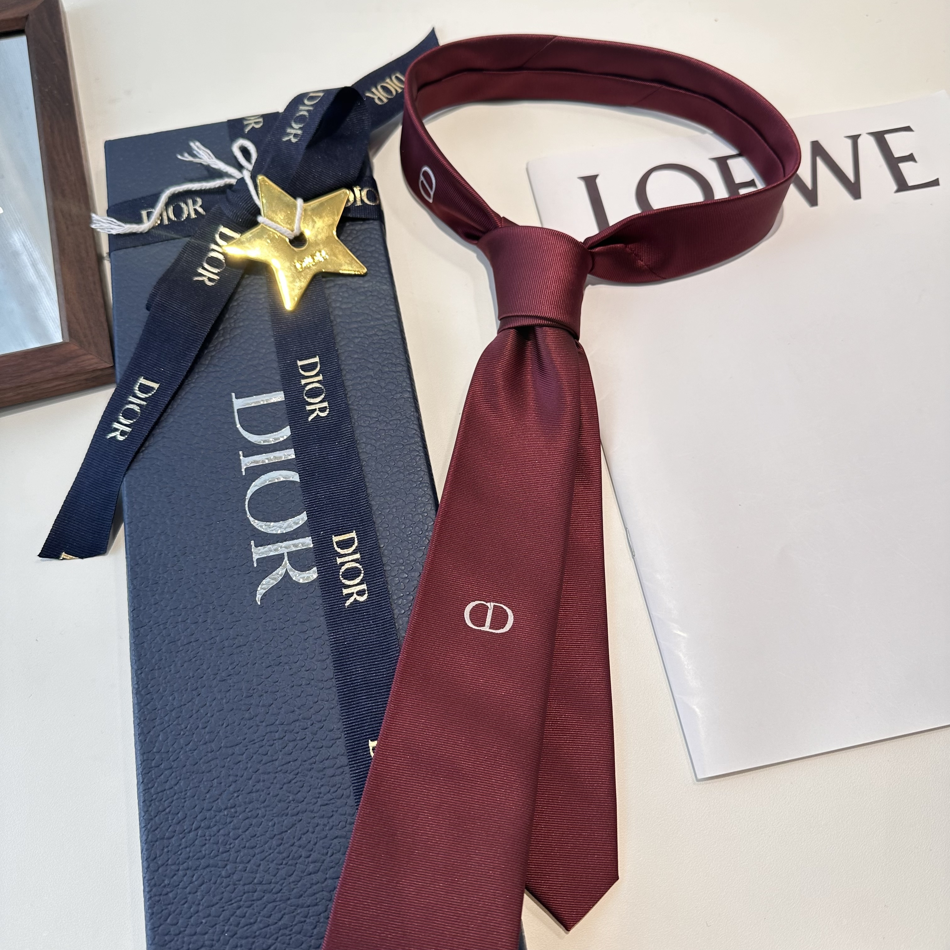 Галстук мужской Dior бордового цвета с вышивкой логотипа