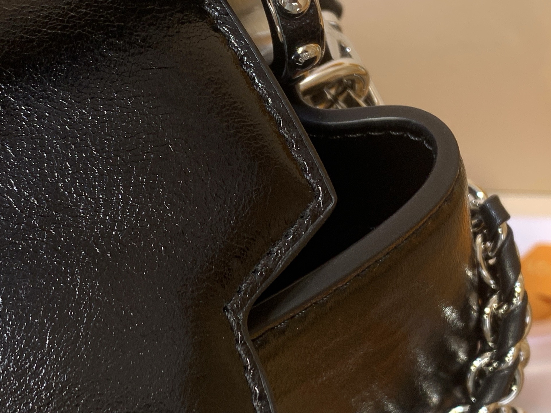 Сумка женская в стиле Louis Vuitton Capucines East-West mini с цепочкой