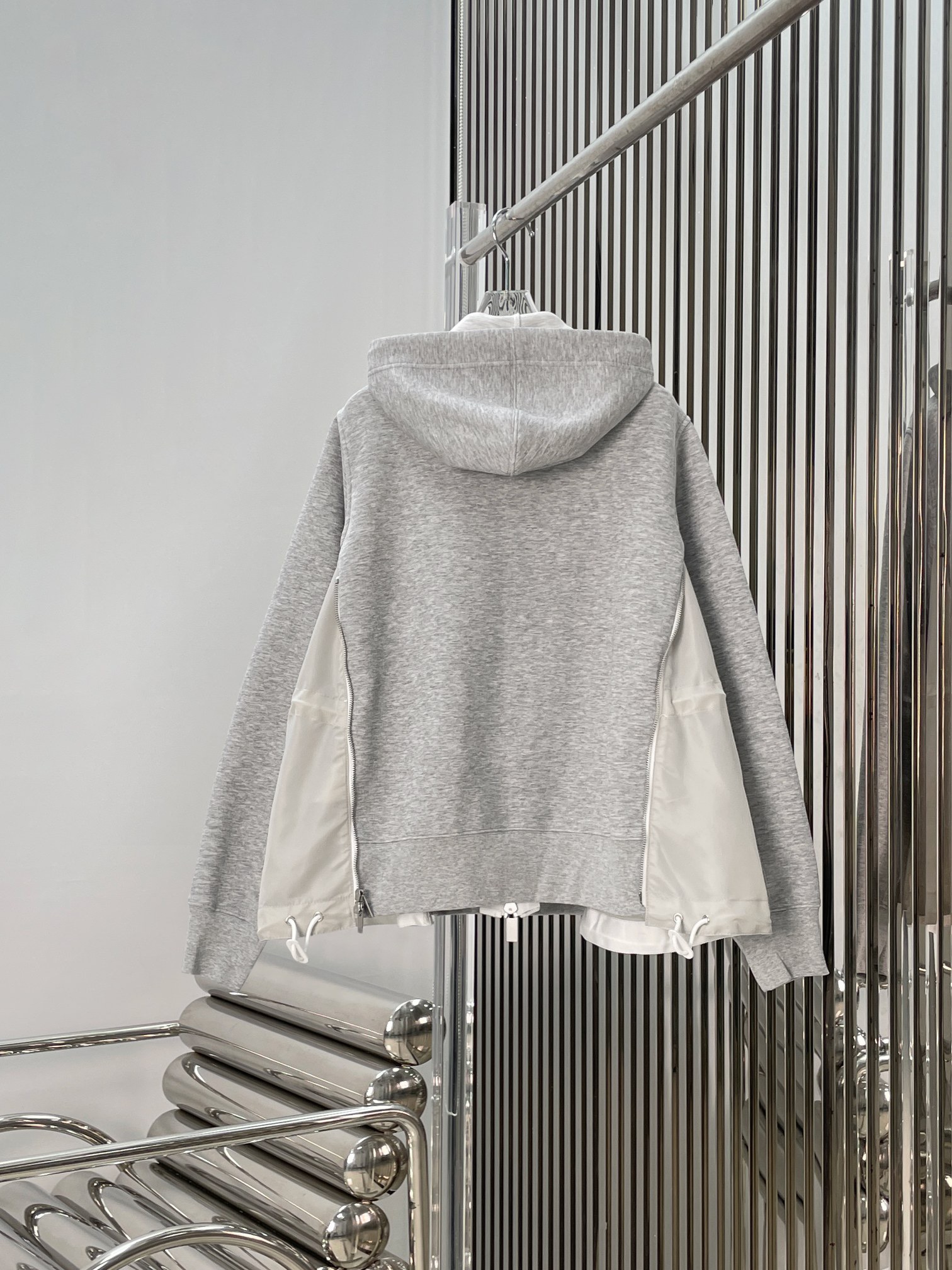 Худи женское в стиле Sacai серого цвета с контрастными вставками и застёжкой на молнии