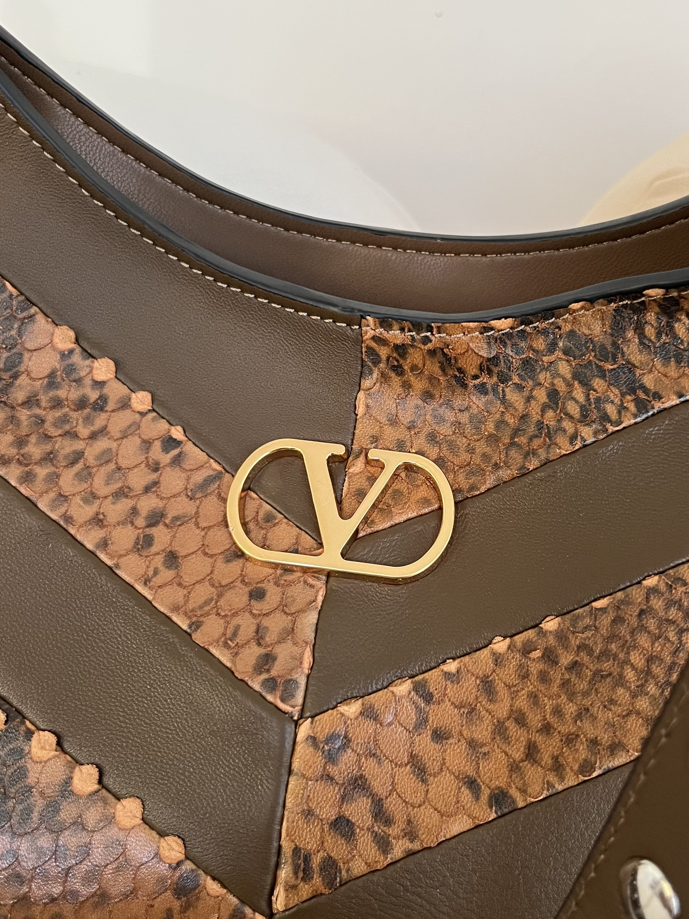 Сумка женская в стиле Valentino Garavani Hoboho Hobo коричневого цвета с фактурной отделкой(35 cм)